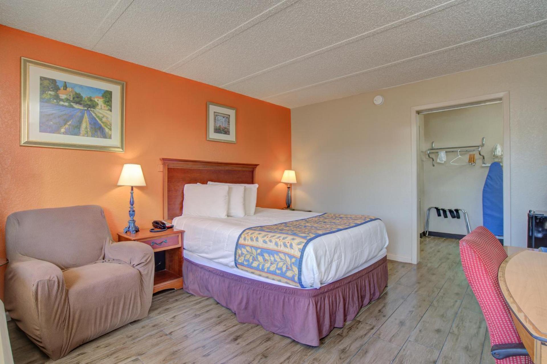 Americas Best Value Inn Laredo photo 34