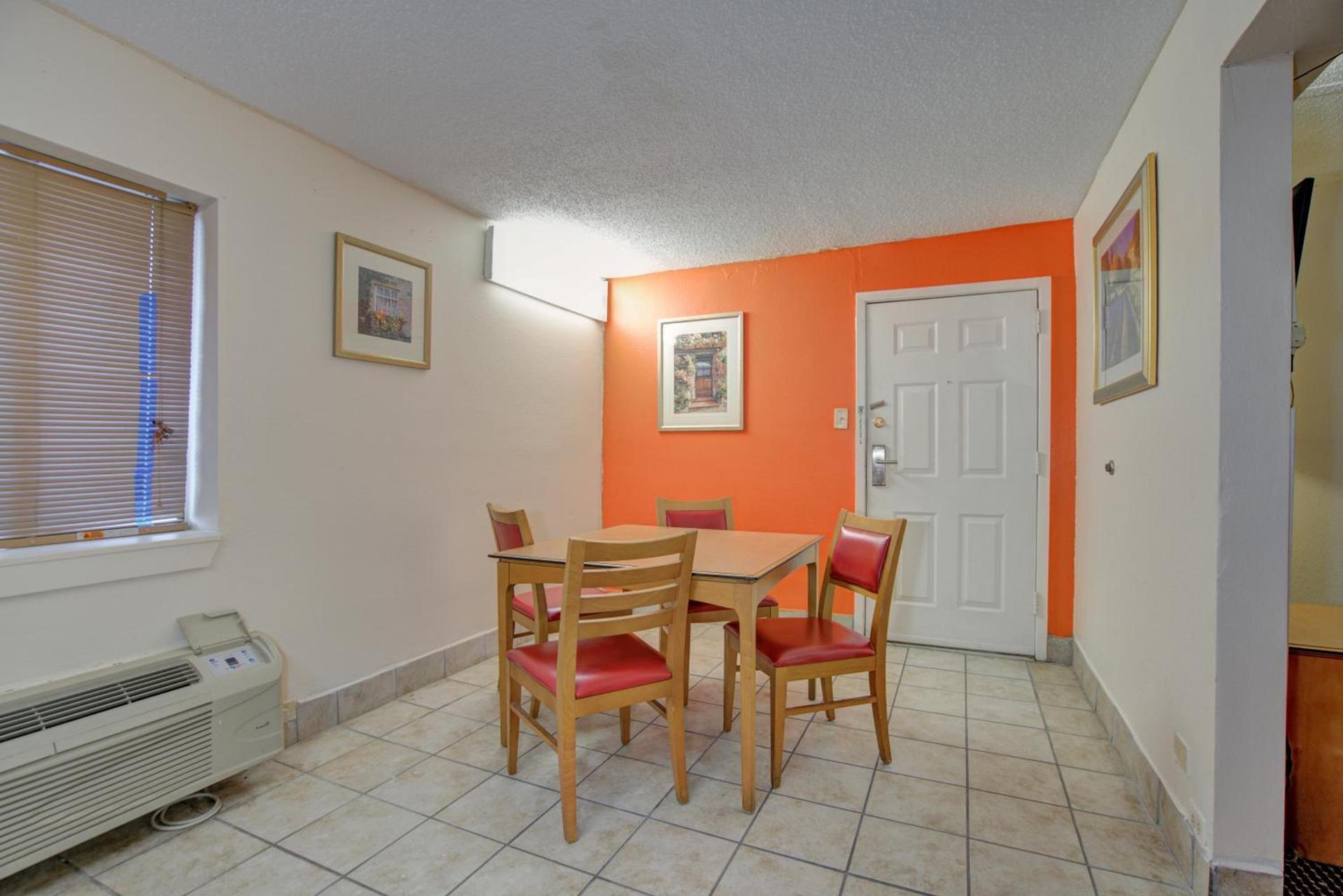 Americas Best Value Inn Laredo photo 32