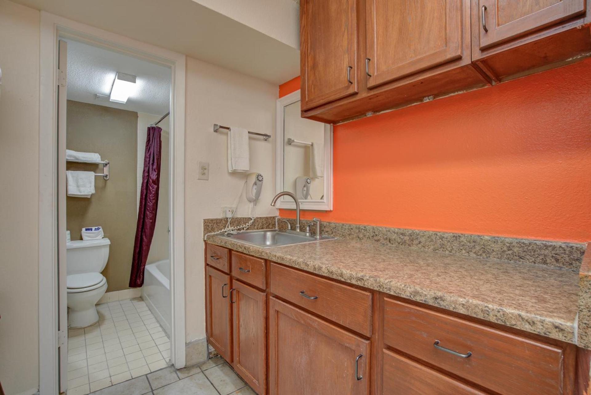Americas Best Value Inn Laredo photo 31