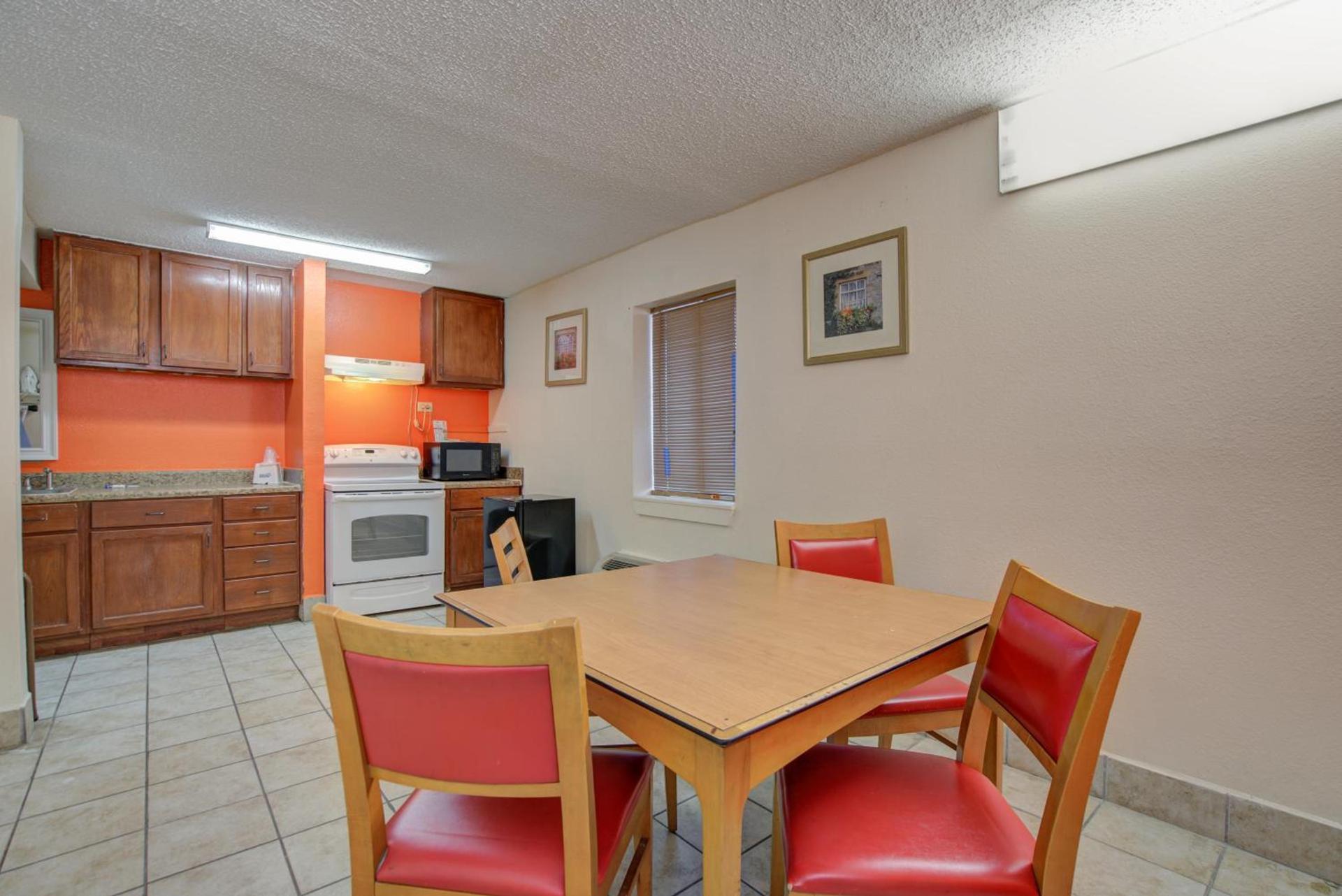 Americas Best Value Inn Laredo photo 29