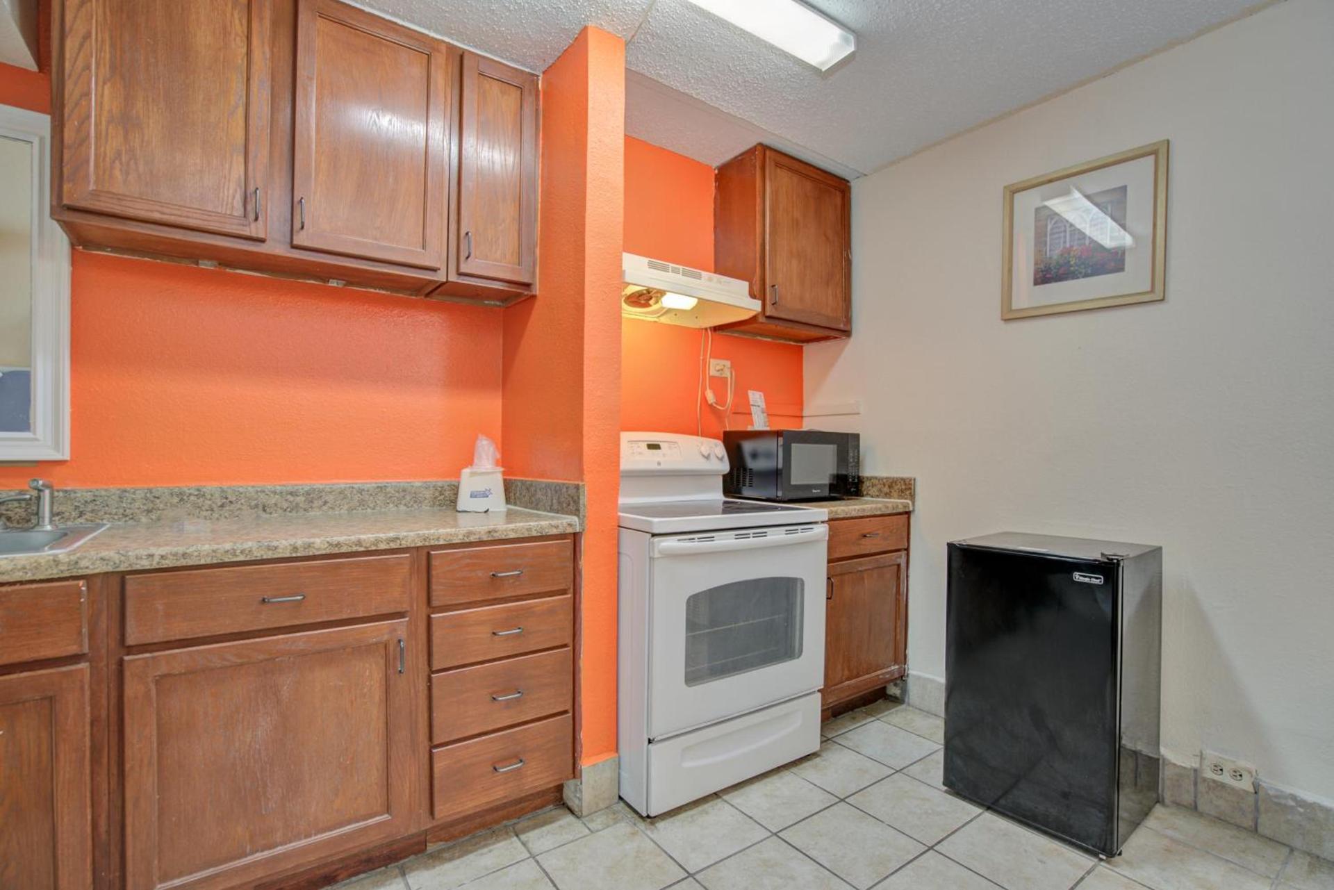 Americas Best Value Inn Laredo photo 39