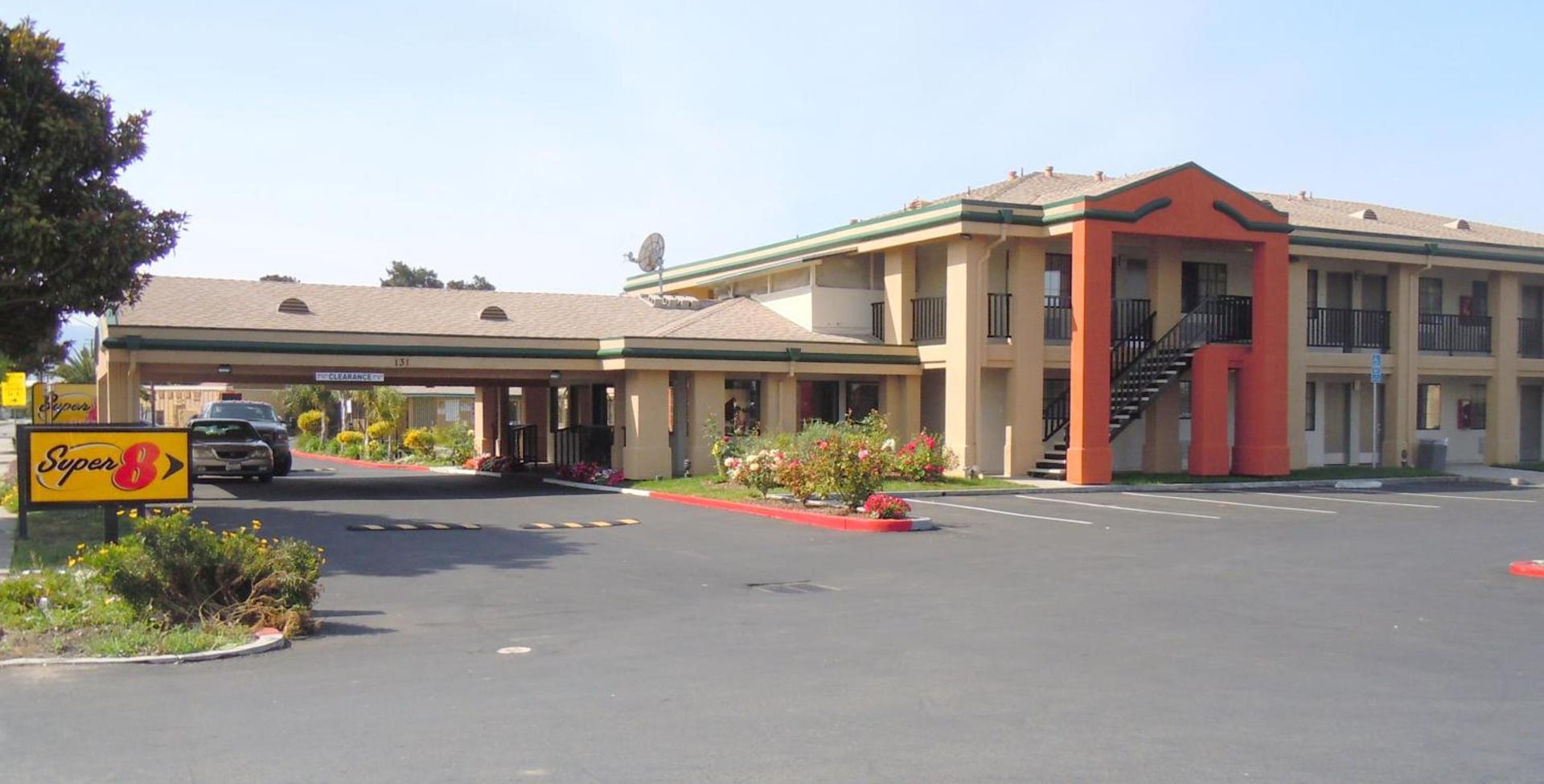 Super 8 by Wyndham Salinas photo 5