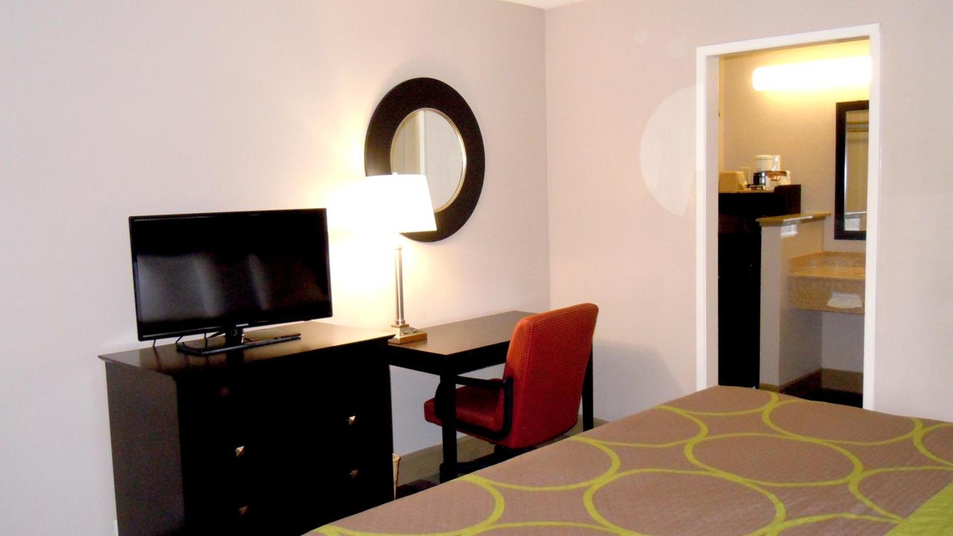 Super 8 by Wyndham Salinas photo 12