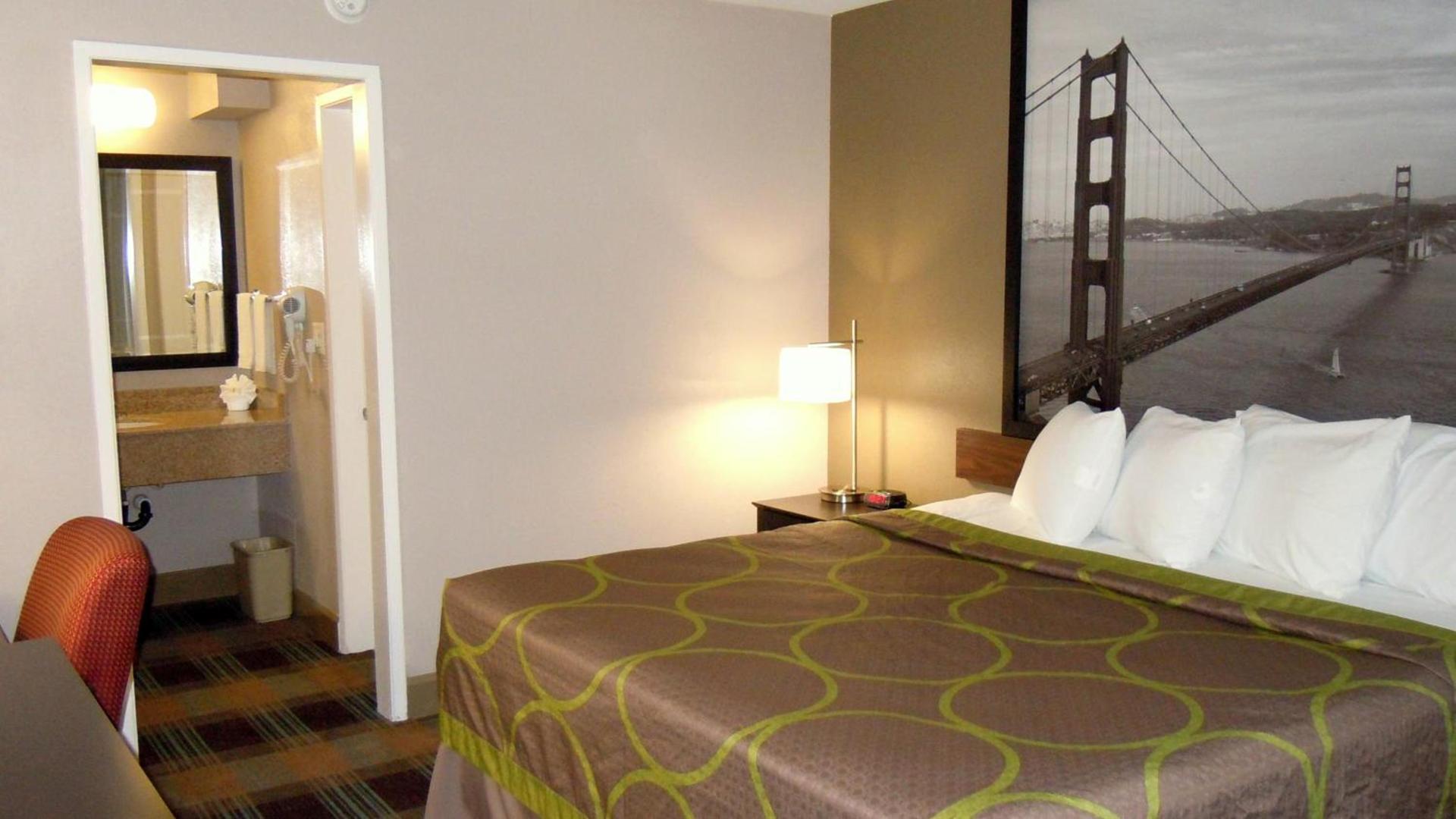 Super 8 by Wyndham Salinas photo 14