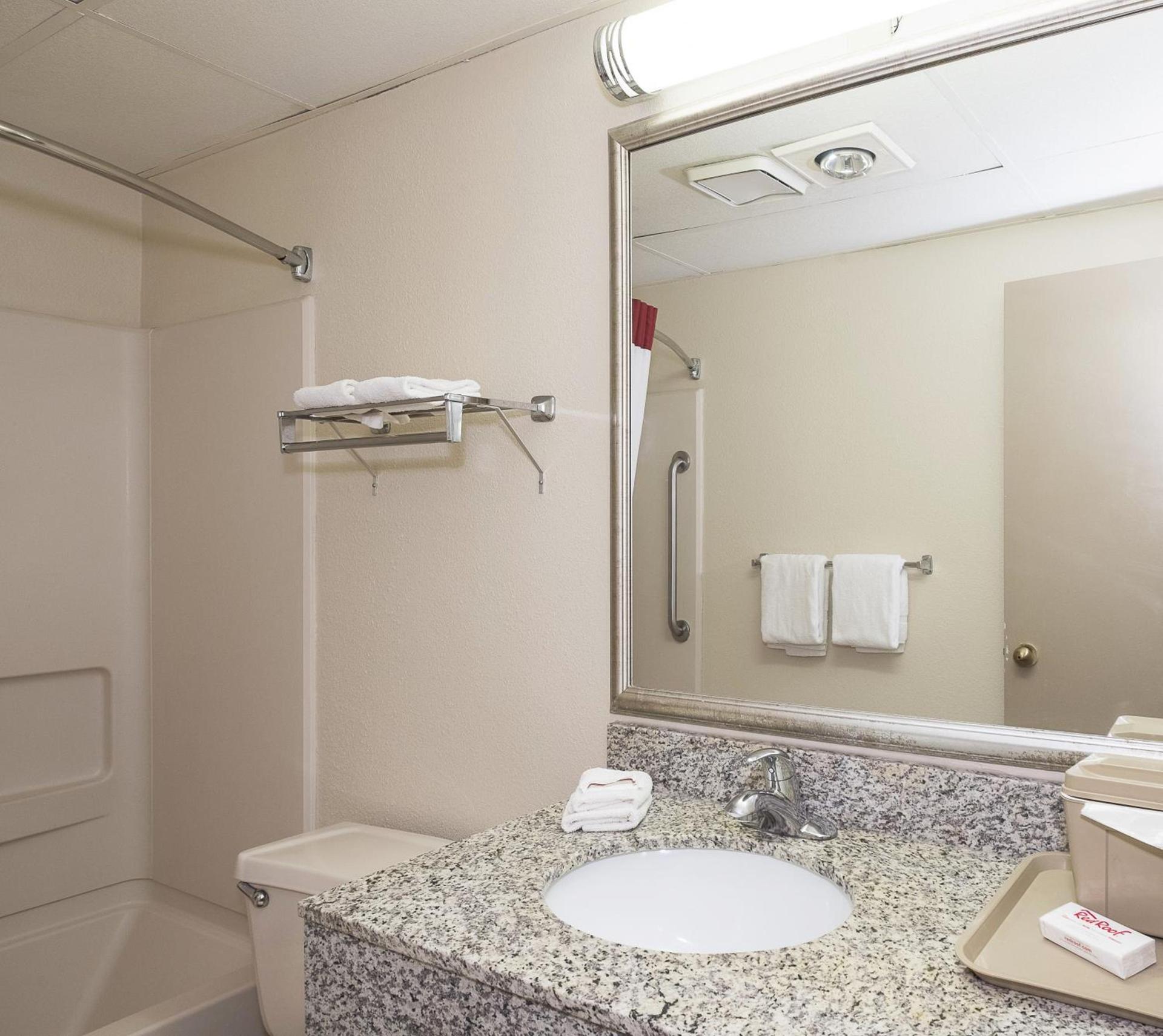 Red Roof Inn Hartford - Vernon photo 34