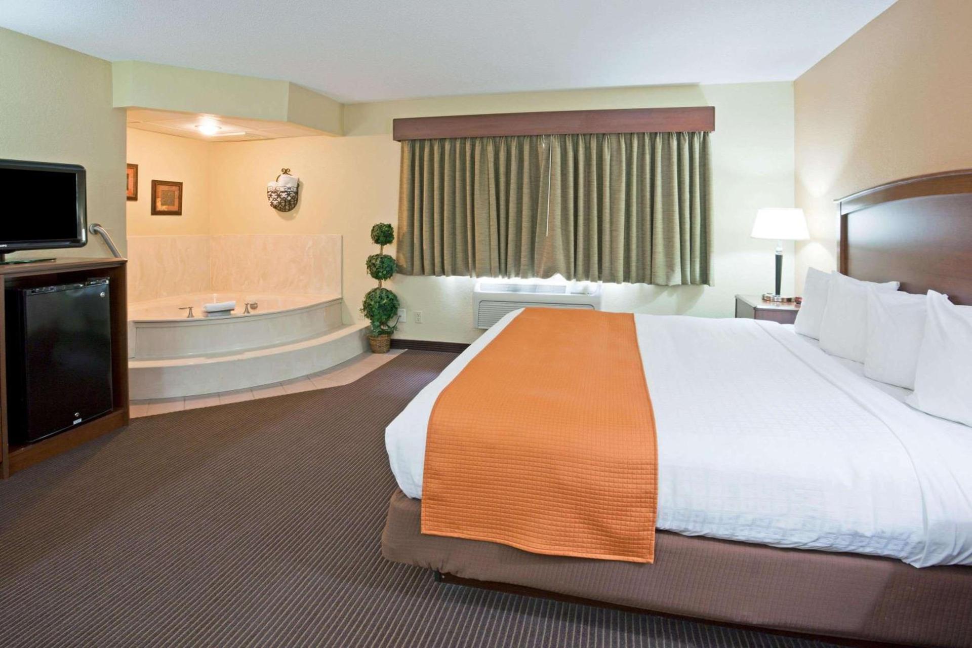 AmericInn by Wyndham Fargo West Acres photo 15