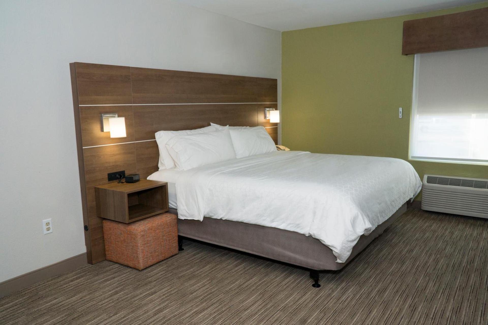 Holiday Inn Express Hotel & Suites Madison by IHG photo 5