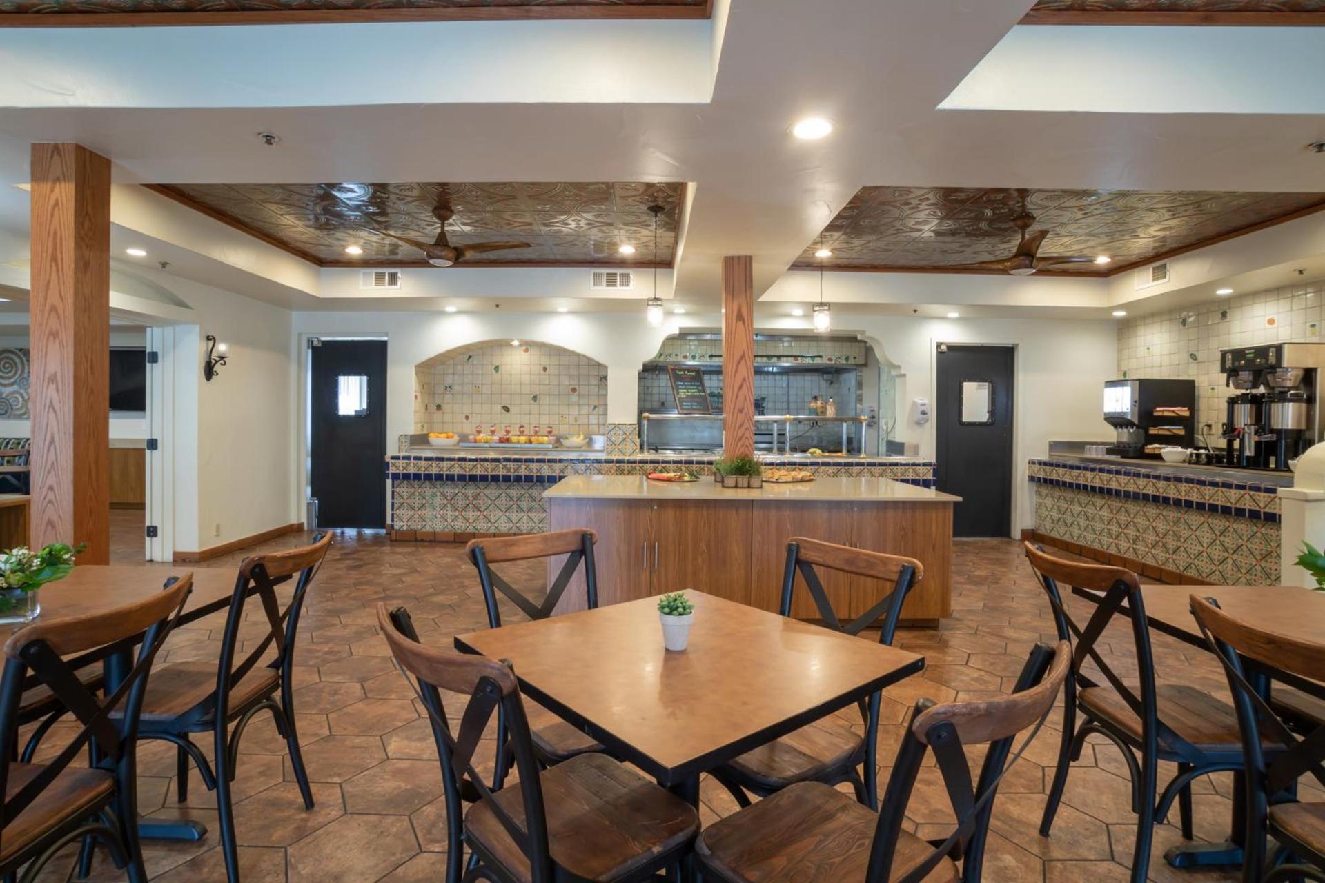 Oxford Suites Pismo Beach photo 7