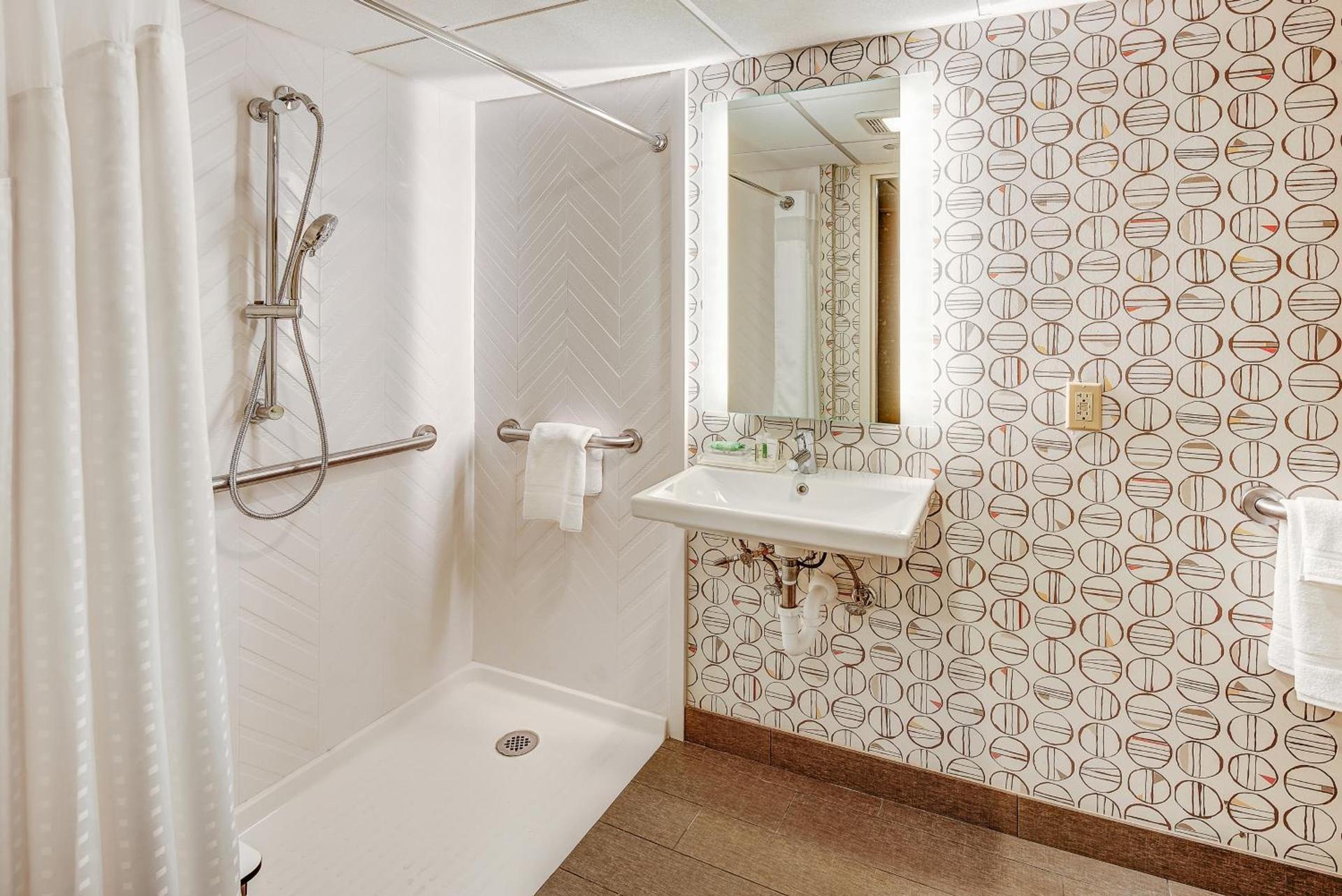 Holiday Inn East Windsor - Cranbury Area photo 40