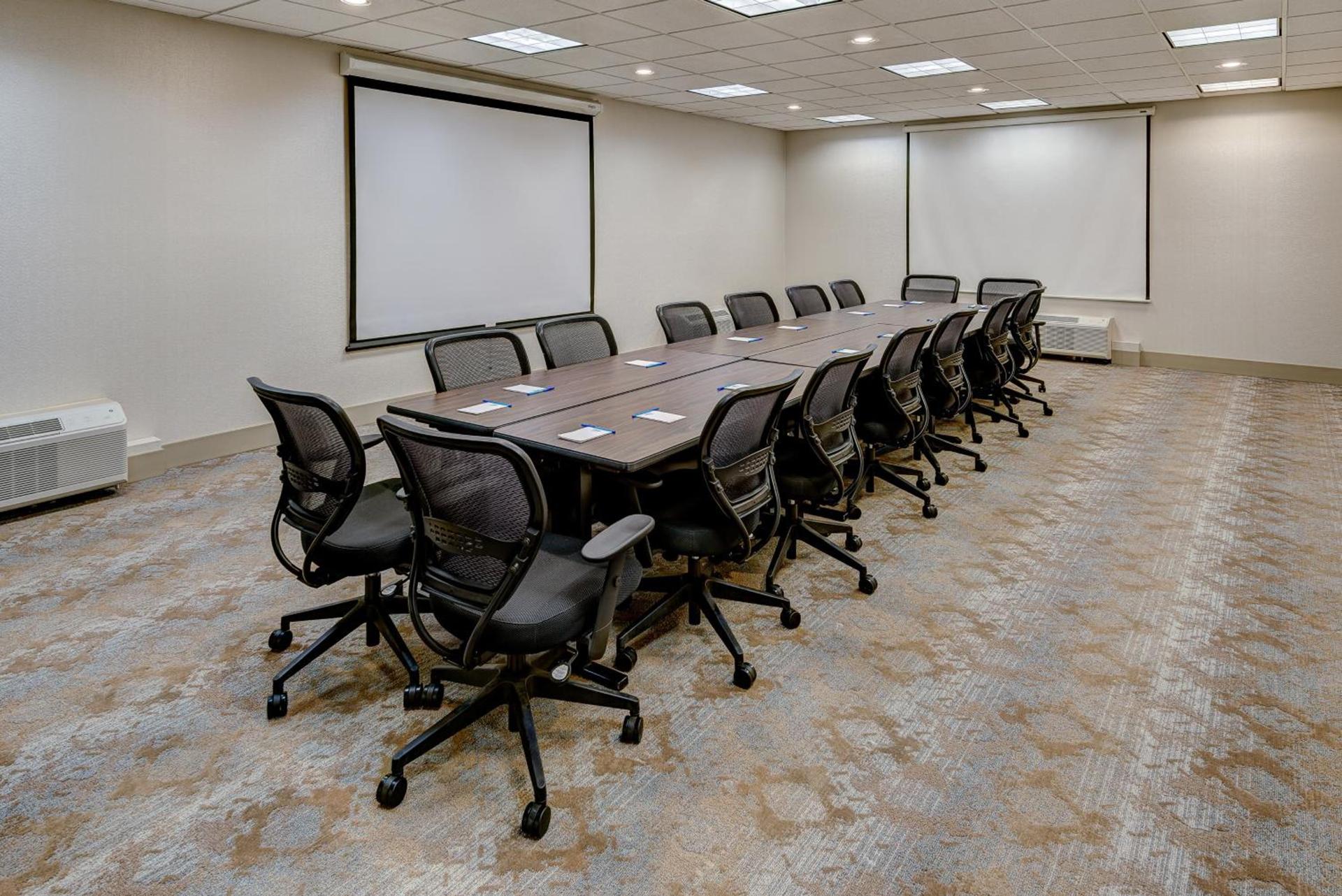 Holiday Inn East Windsor - Cranbury Area photo 32