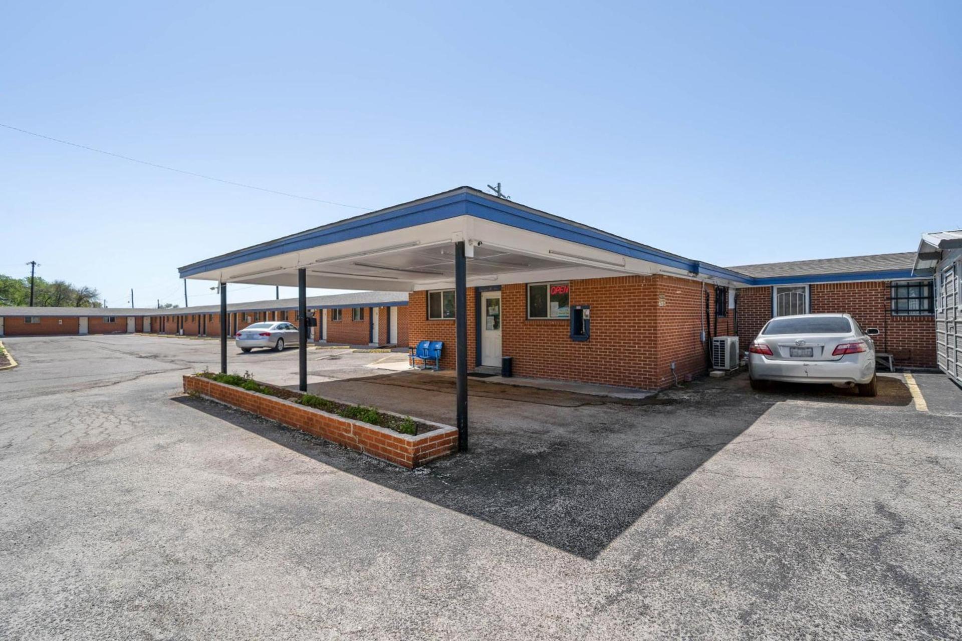 OYO Hotel Luling TX Downtown I-10/US-90 photo 47