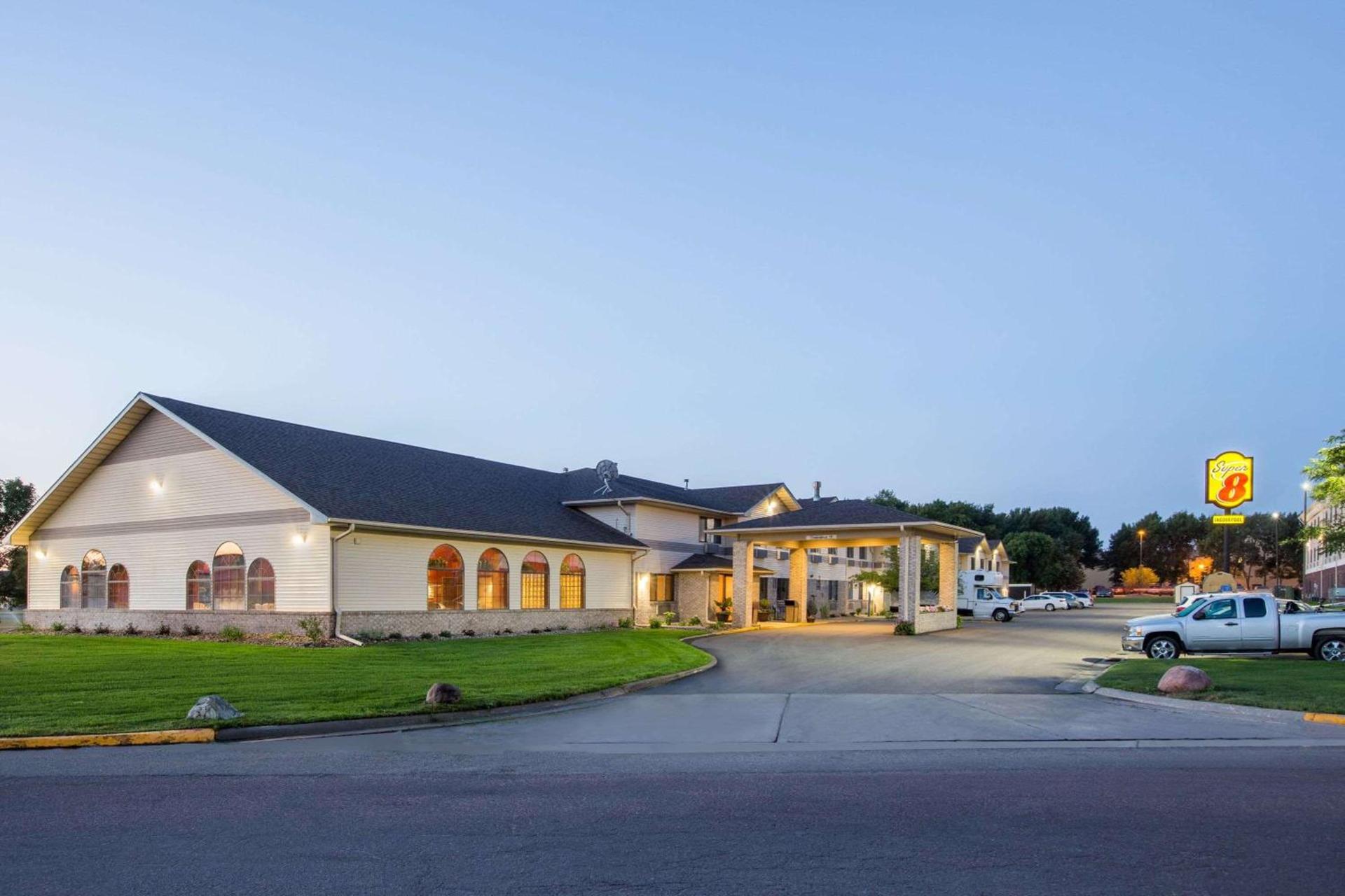 Super 8 by Wyndham Brookings photo 3