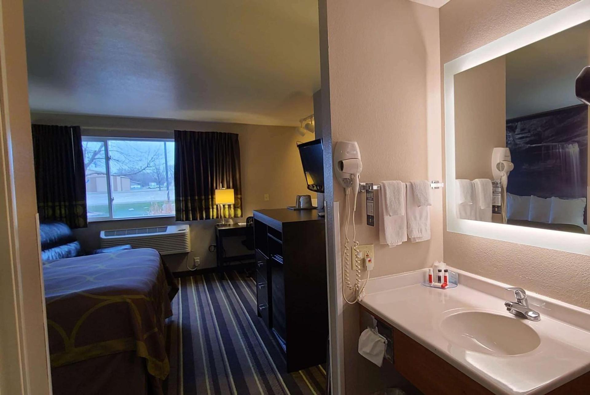 Super 8 by Wyndham Brookings photo 16
