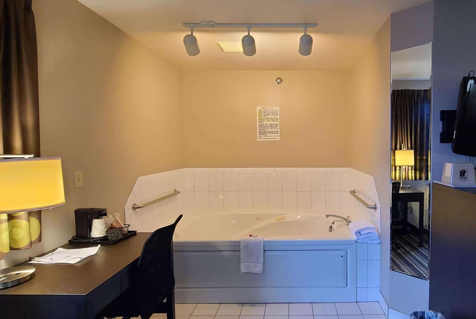 Super 8 by Wyndham Brookings photo 17