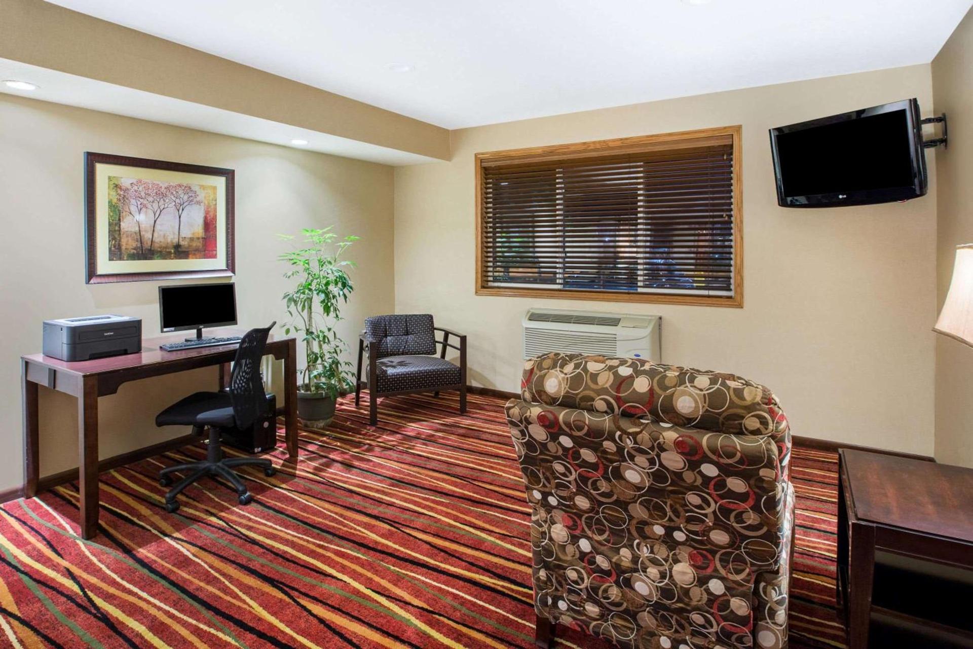 Super 8 by Wyndham Brookings photo 18