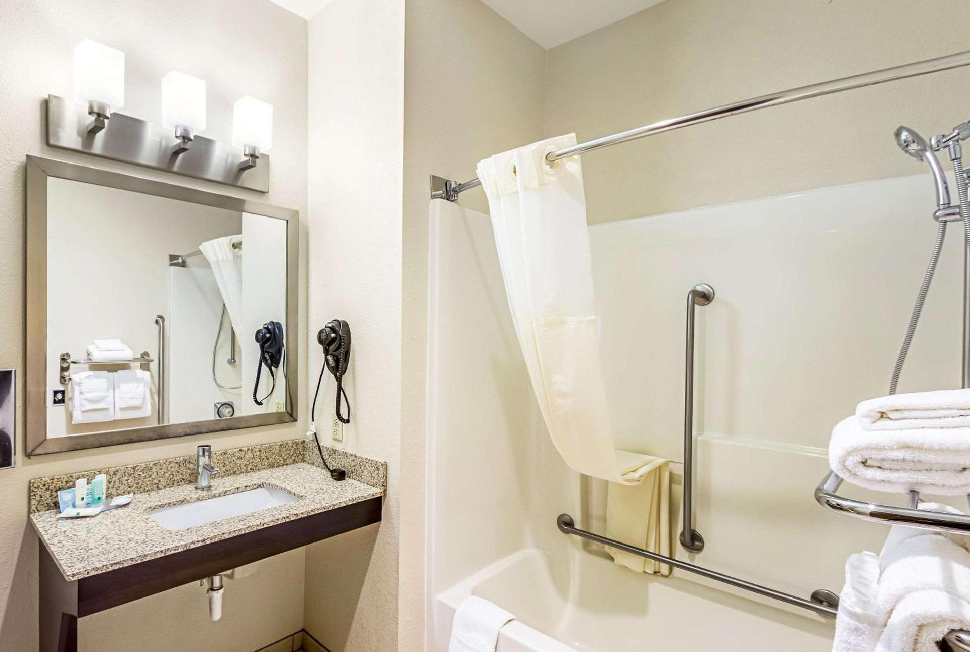 Quality Inn Sheboygan North I-43 photo 29