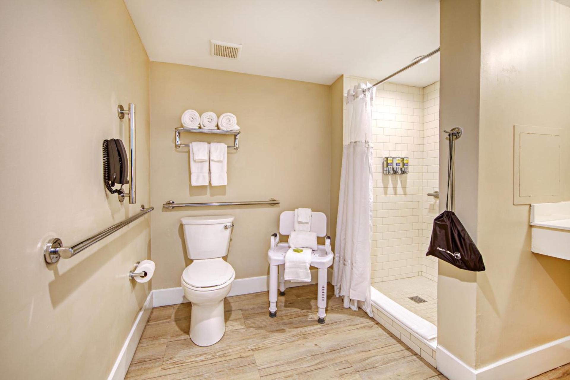 Commander Hotel & Suites photo 4