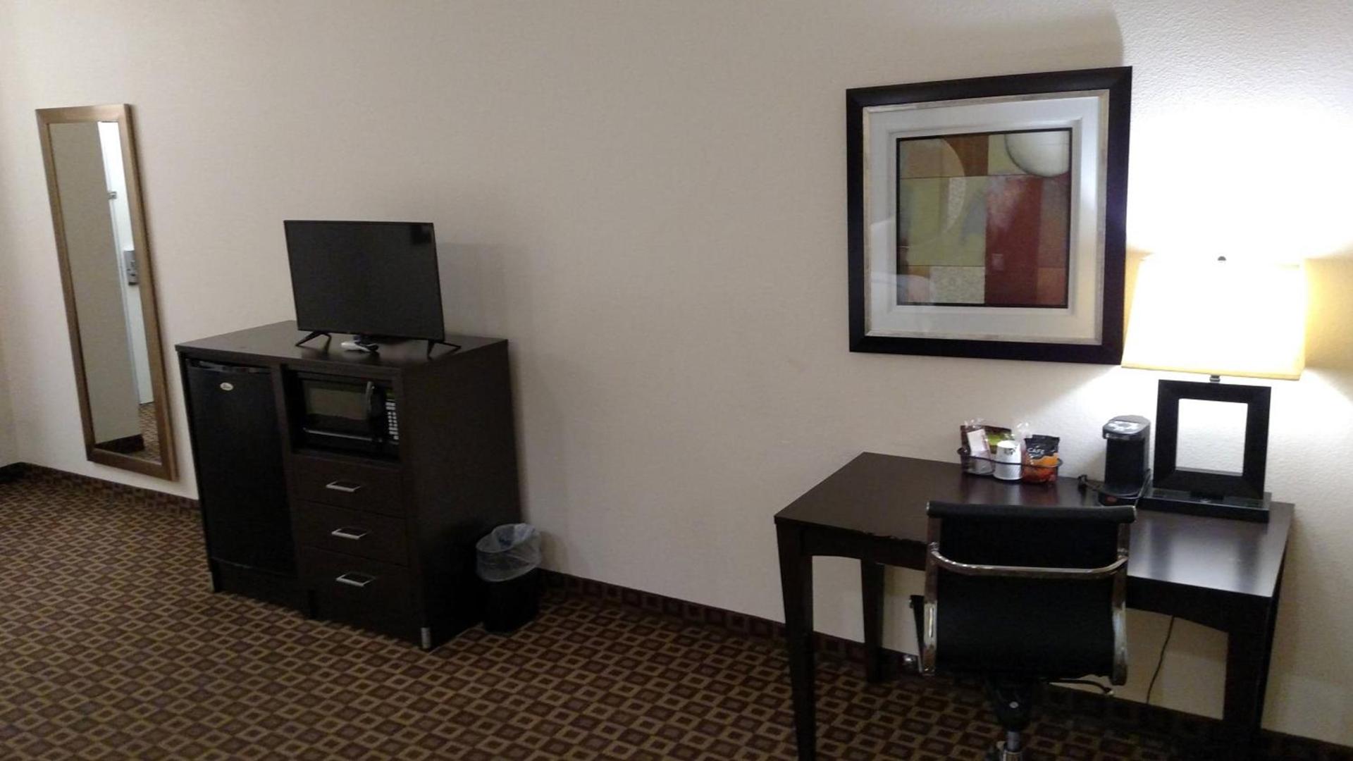 Red Roof Inn & Suites Longview photo 26