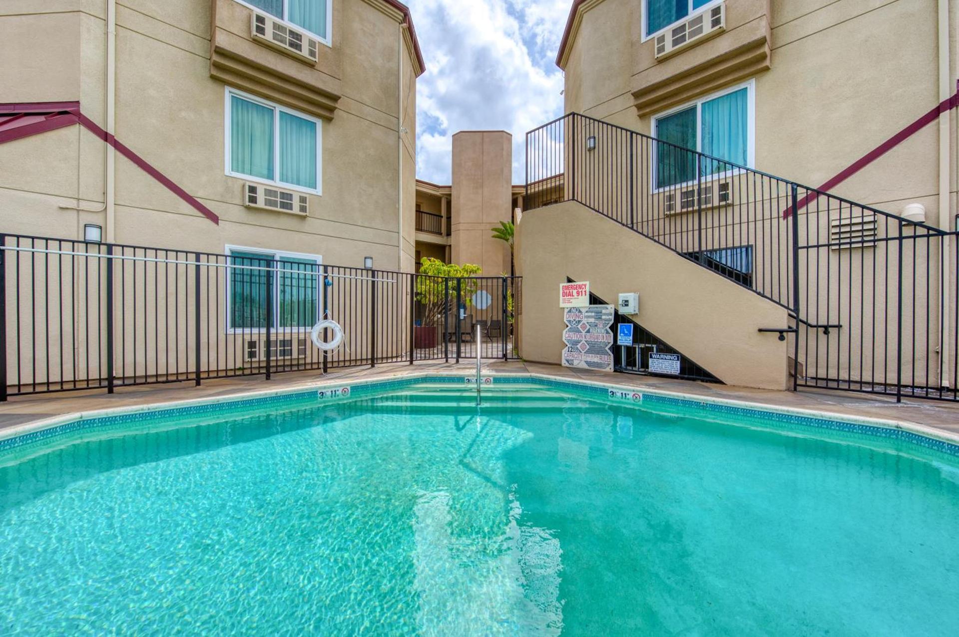 Days Inn by Wyndham Carlsbad photo 25