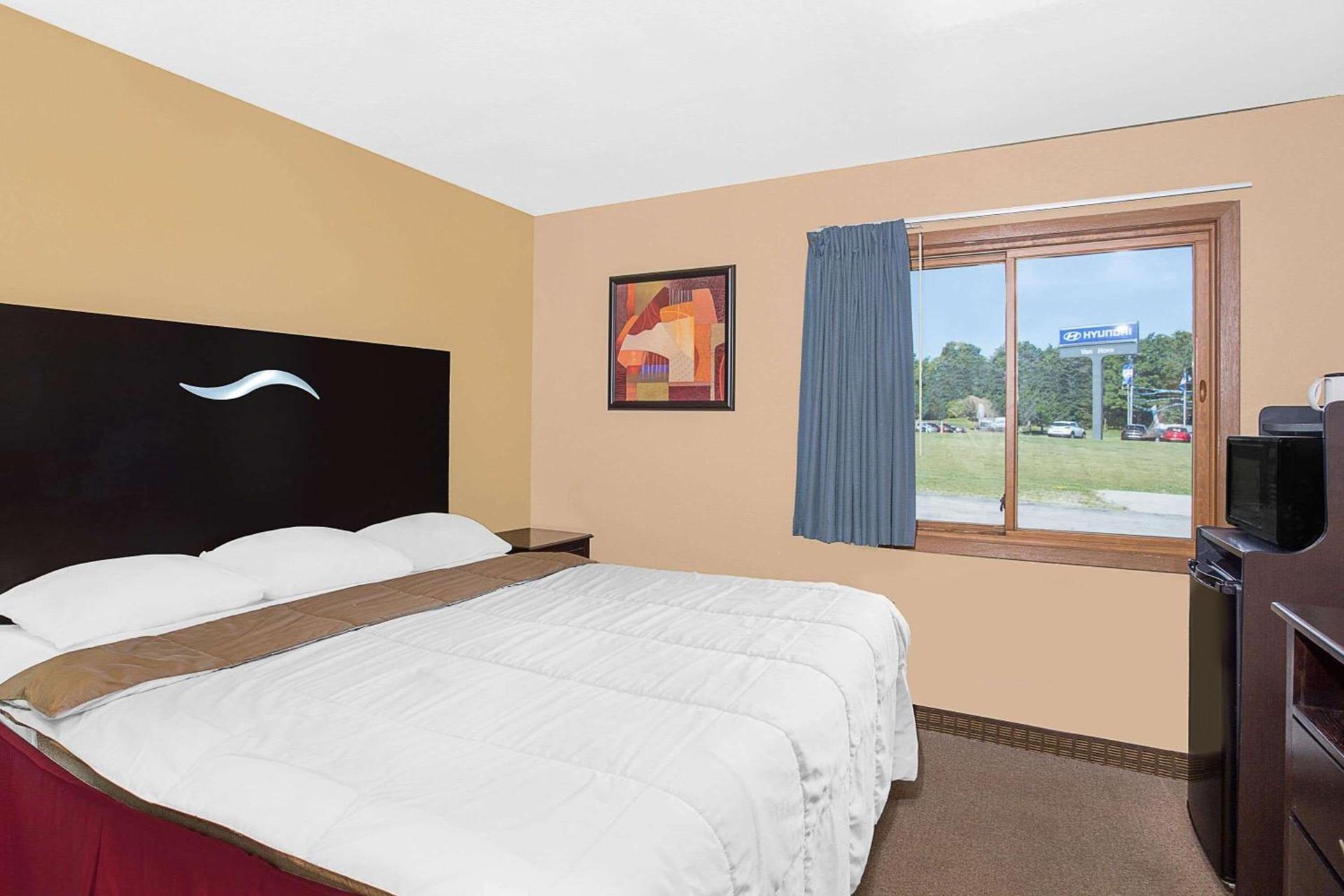 Super 8 by Wyndham Sheboygan WI photo 5