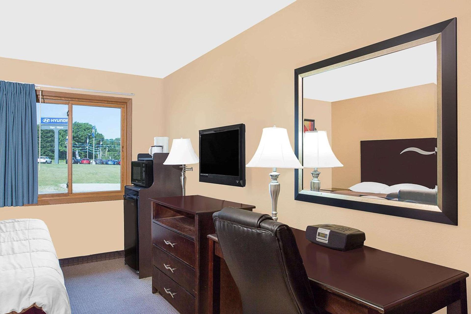 Super 8 by Wyndham Sheboygan WI photo 11