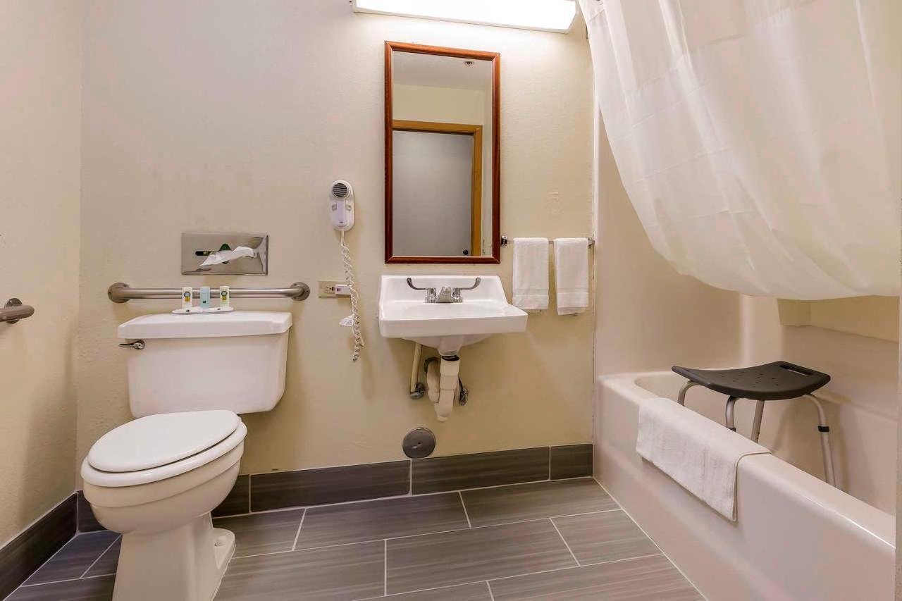 Quality Inn Sycamore - DeKalb photo 27