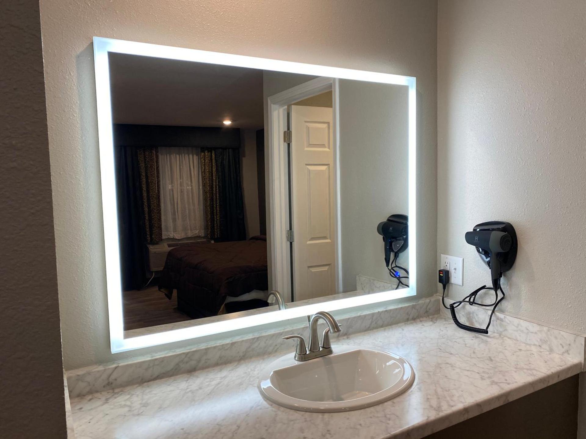 Ozark Inn & Suites photo 52