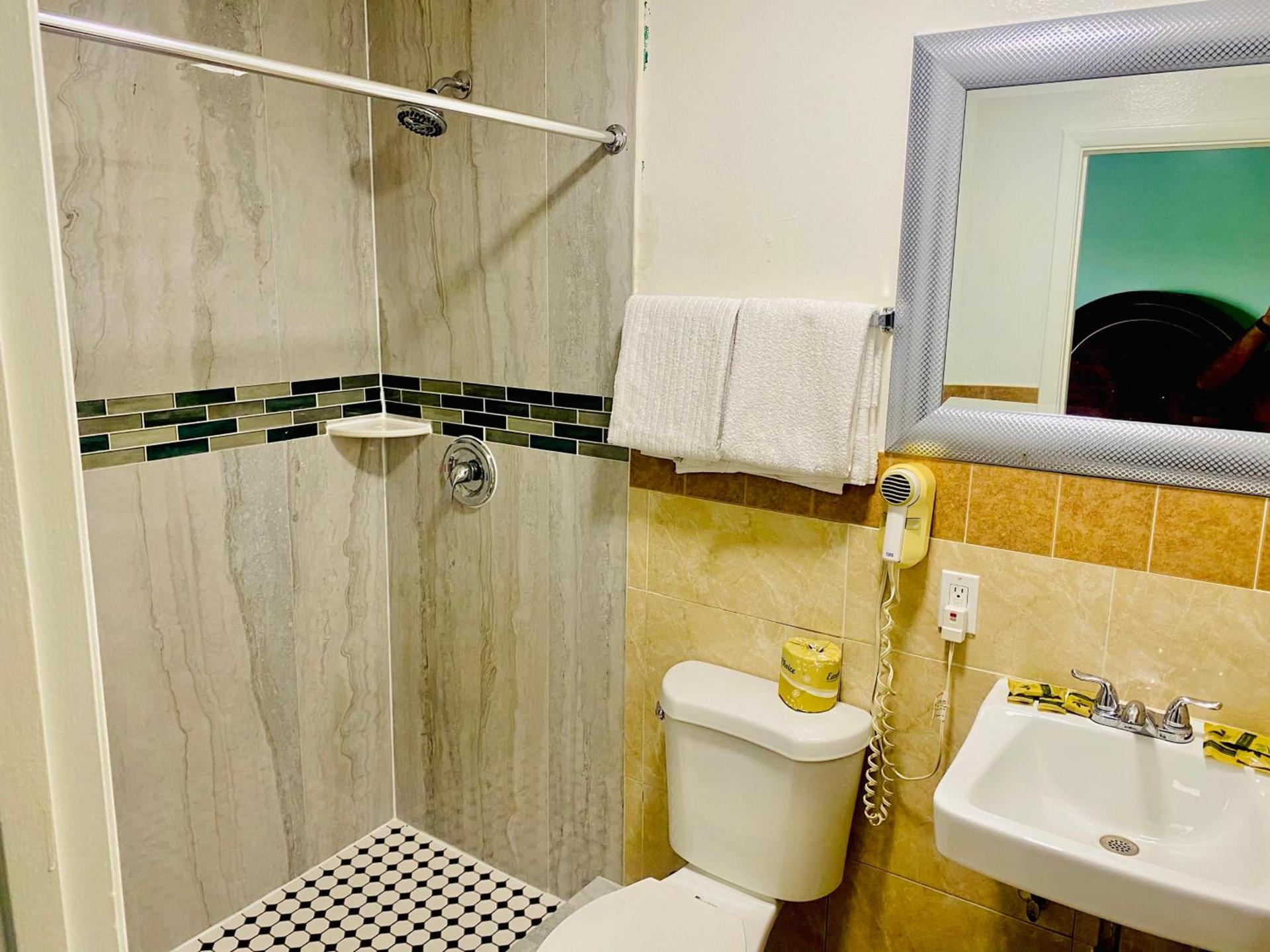 A Fisher's Inn Motel photo 38