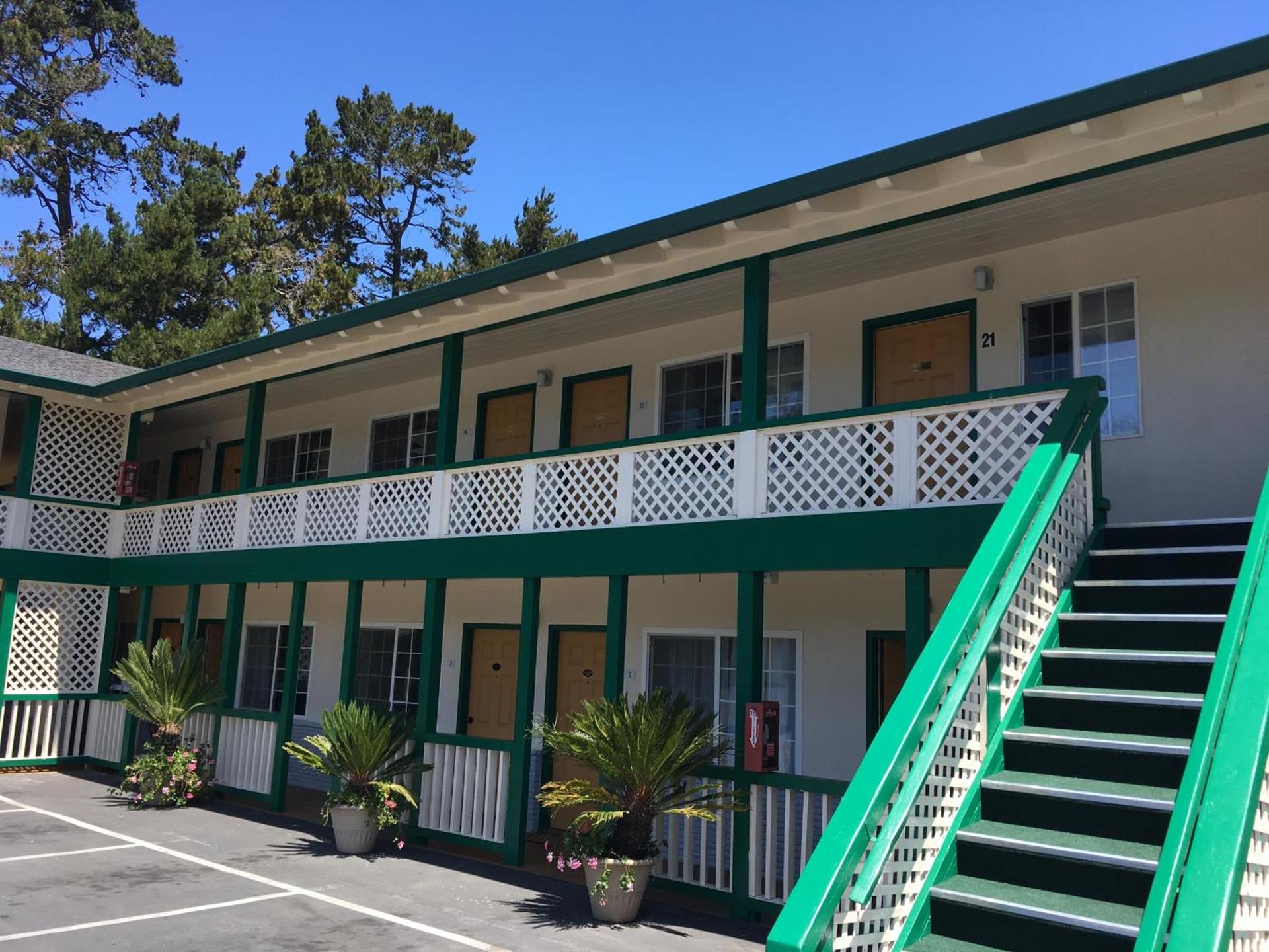 Monterey Pines Inn photo 2