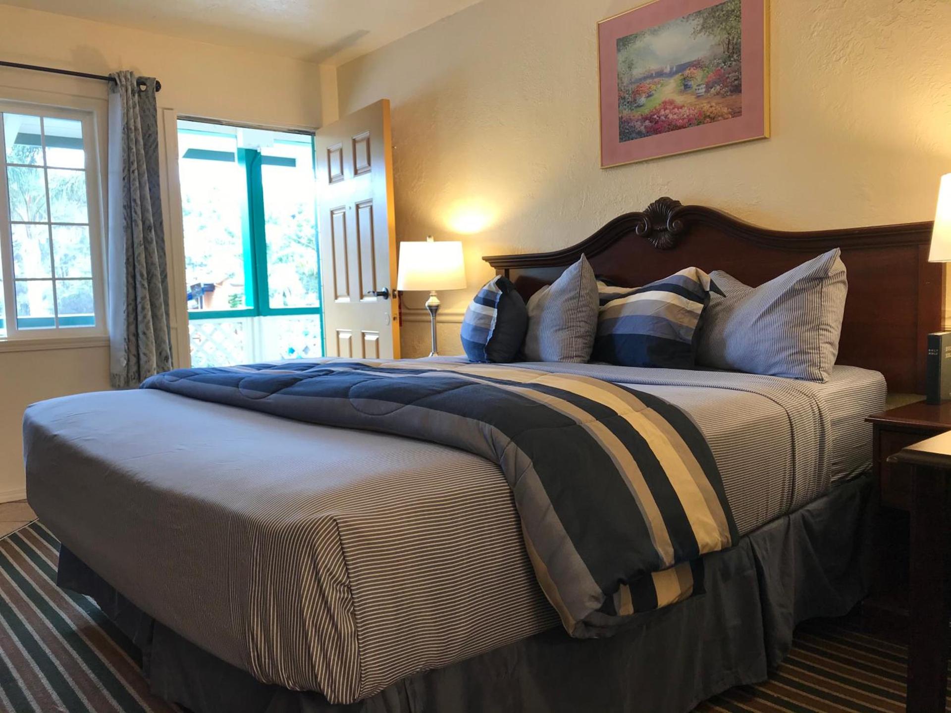 Monterey Pines Inn photo 16