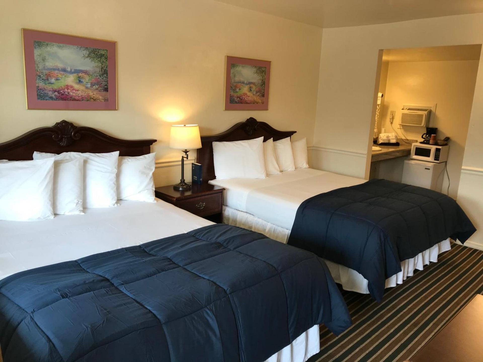Monterey Pines Inn photo 15