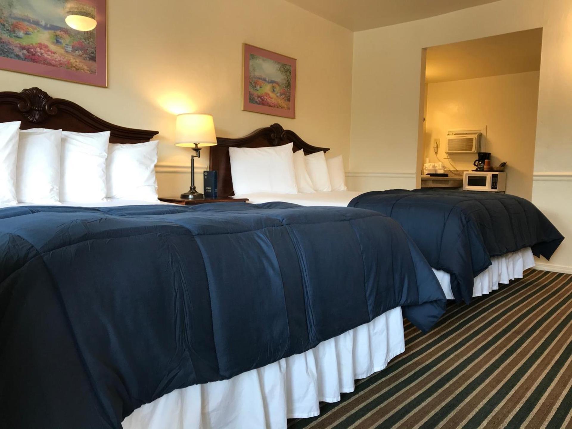 Monterey Pines Inn photo 14