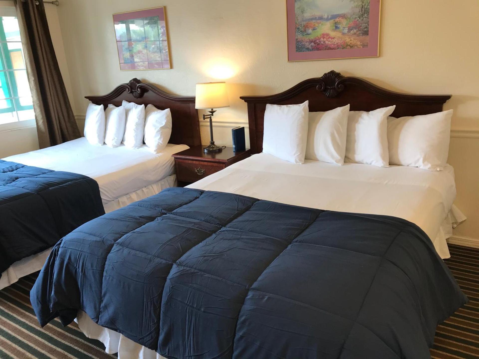 Monterey Pines Inn photo 13