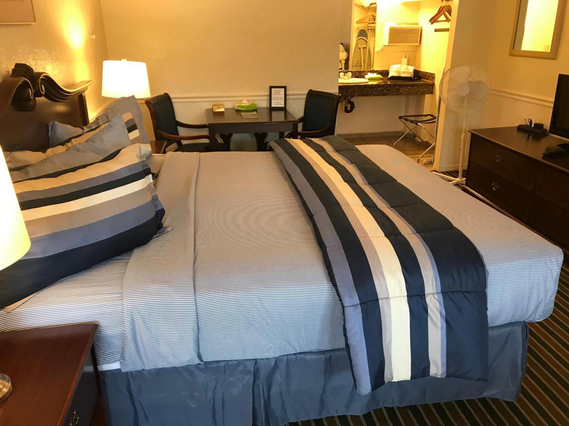 Monterey Pines Inn photo 12