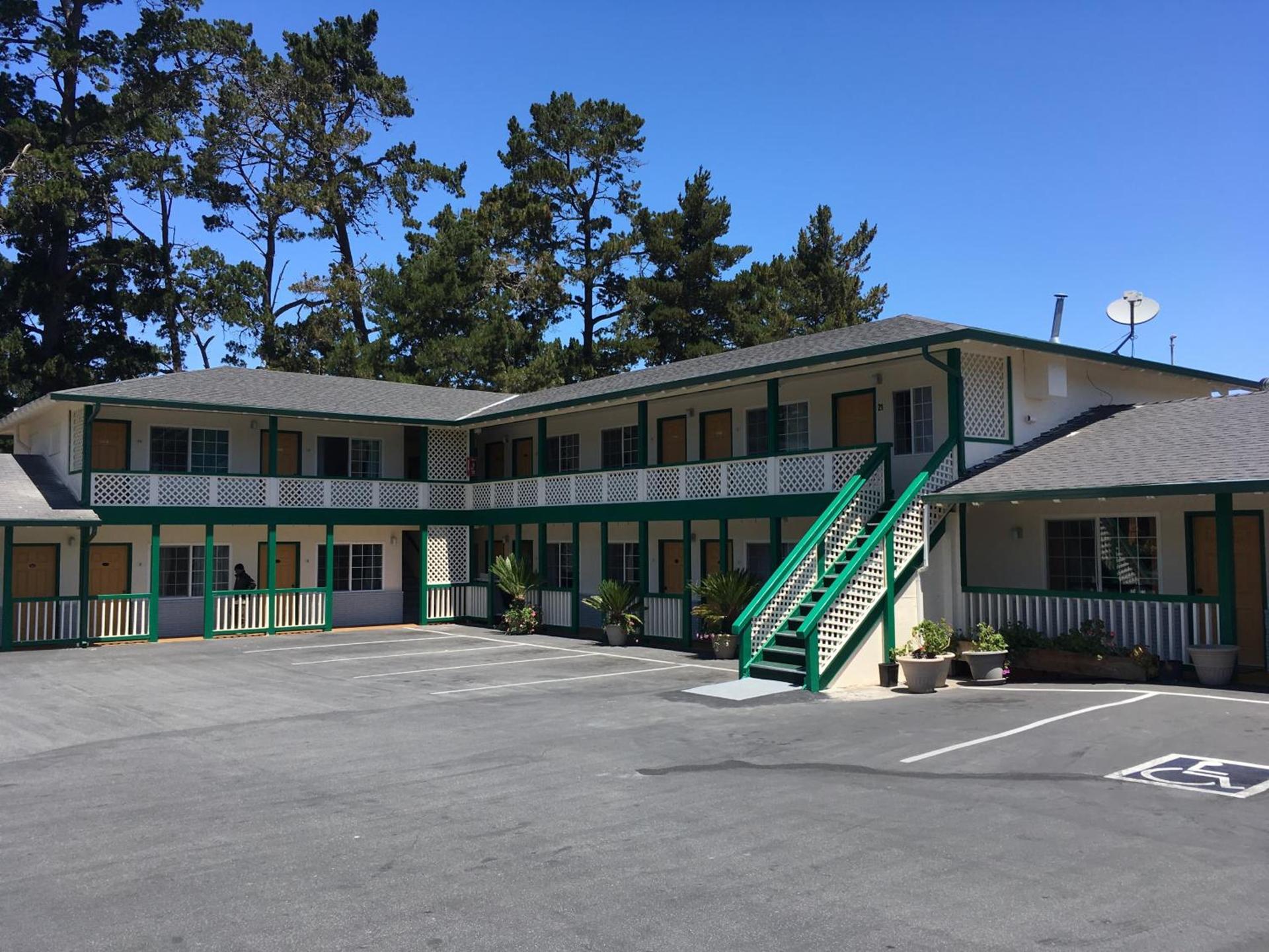 Monterey Pines Inn photo 11