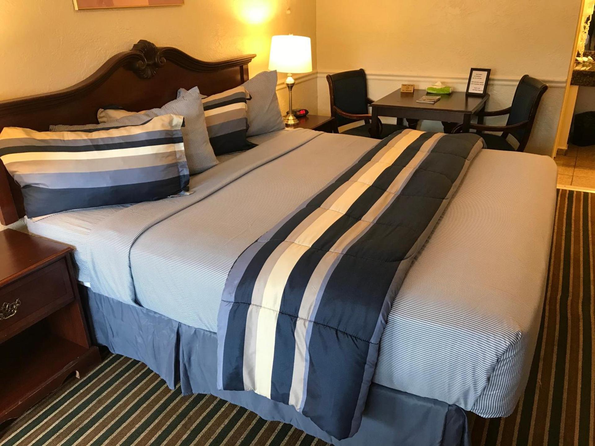 Monterey Pines Inn photo 10