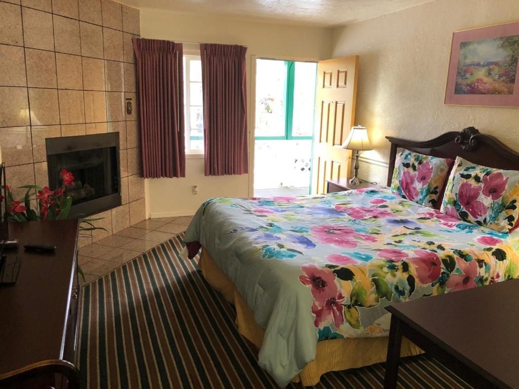 Monterey Pines Inn photo 17