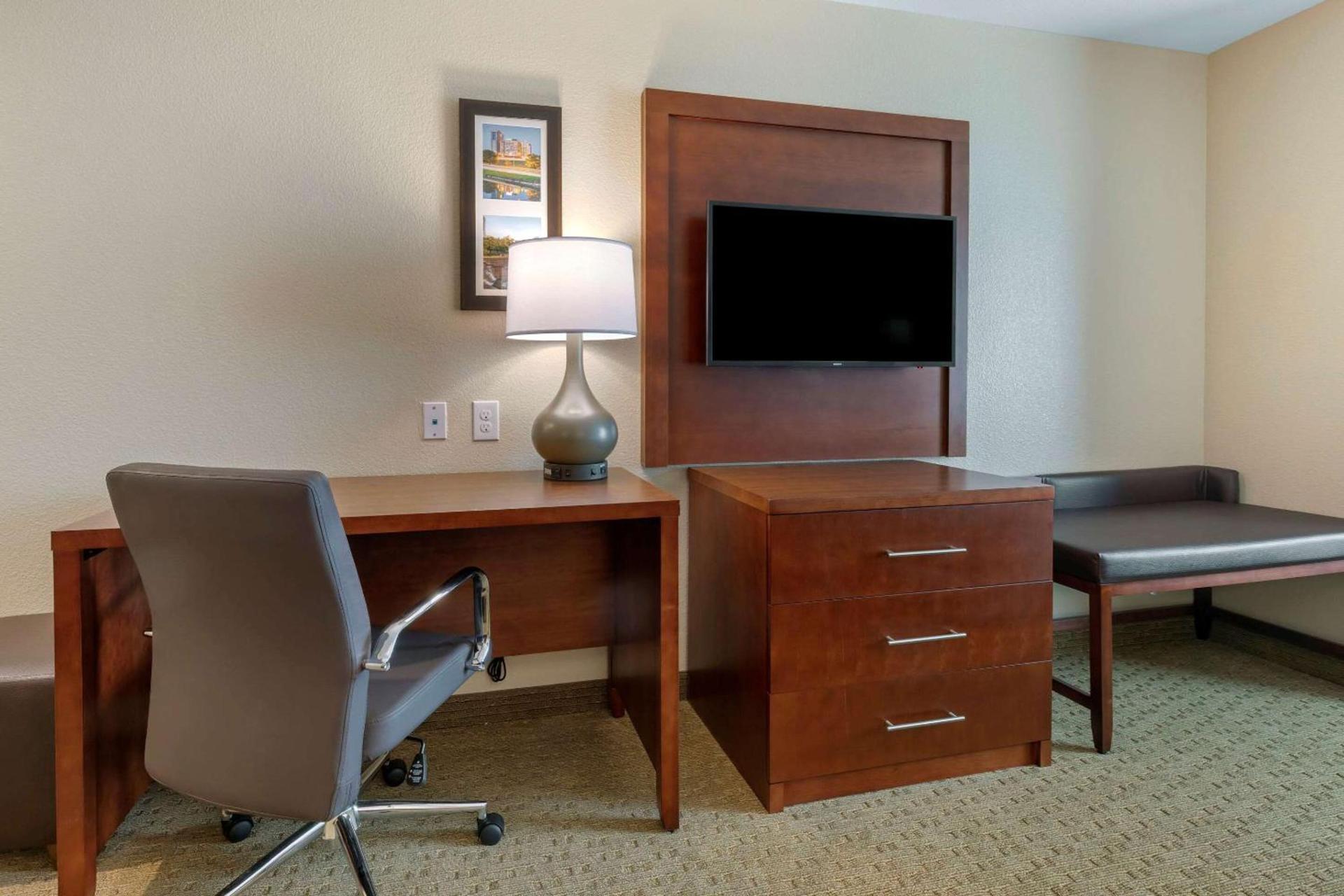 Comfort Inn & Suites Euless DFW West photo 13