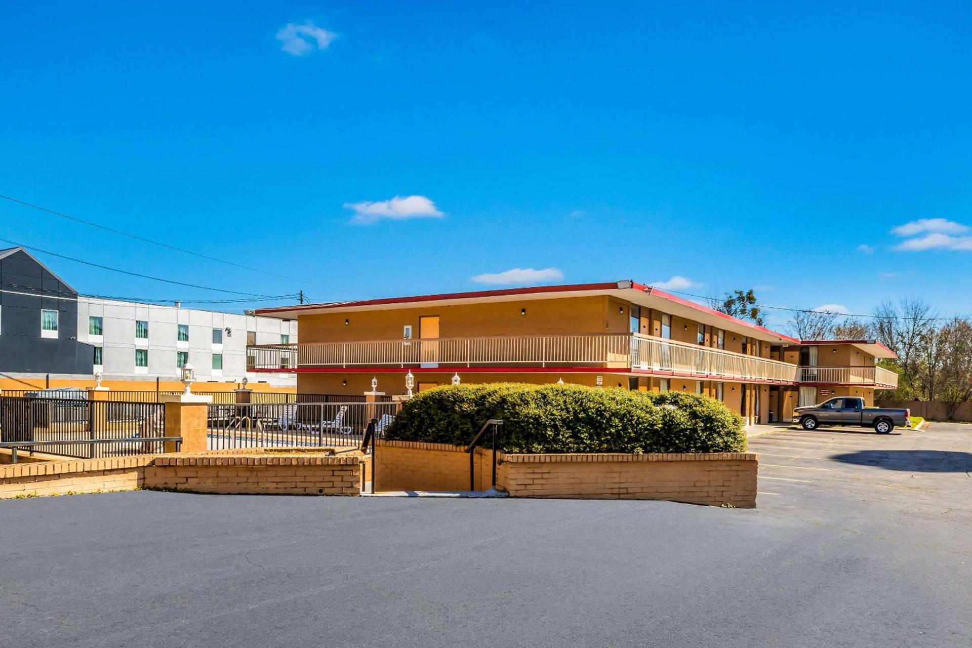 Econo Lodge Inn & Suites Macon West photo 1
