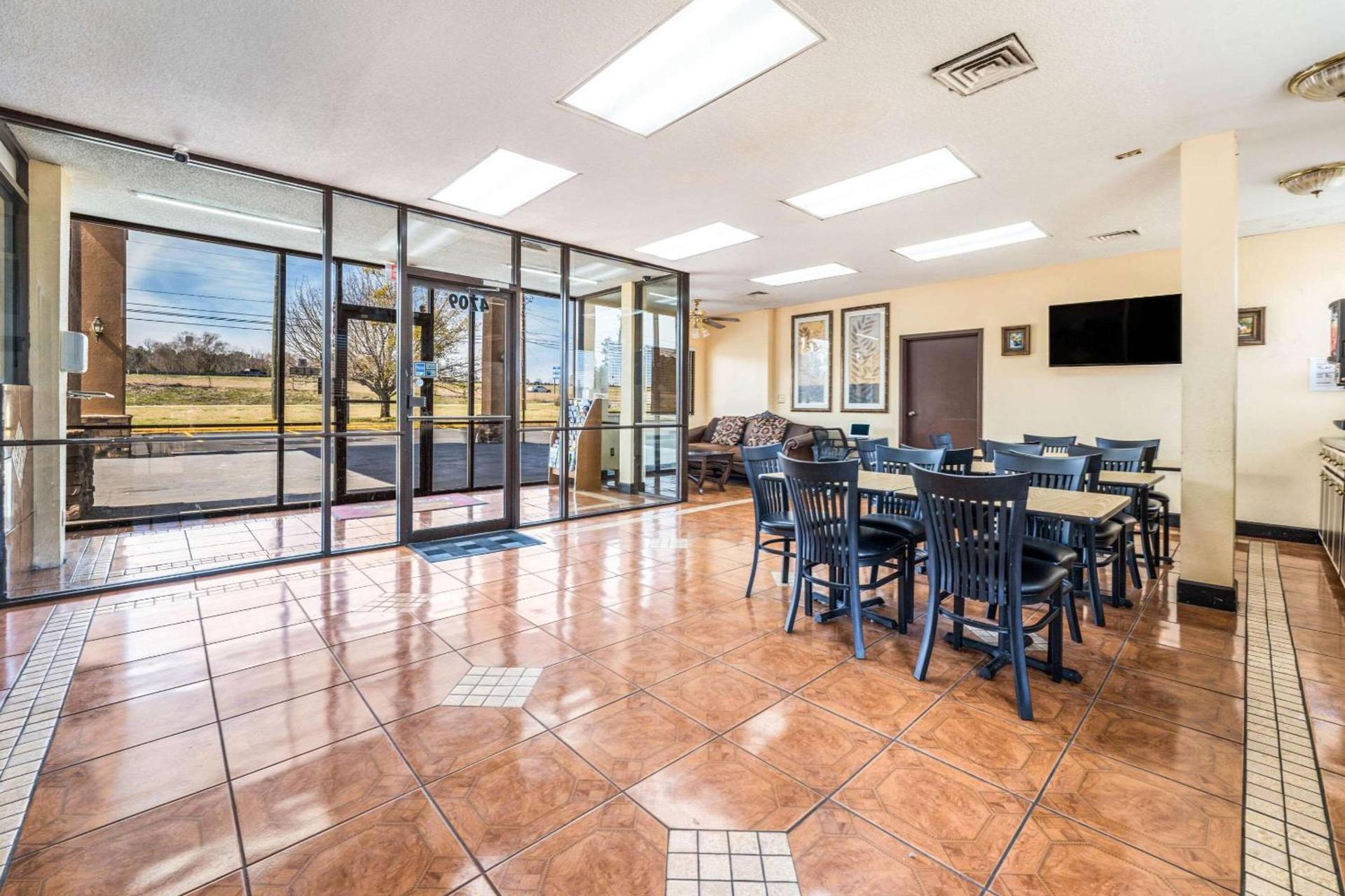 Econo Lodge Inn & Suites Macon West photo 6