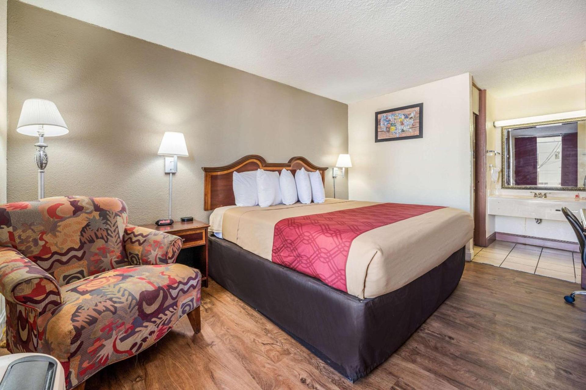 Econo Lodge Inn & Suites Macon West photo 10