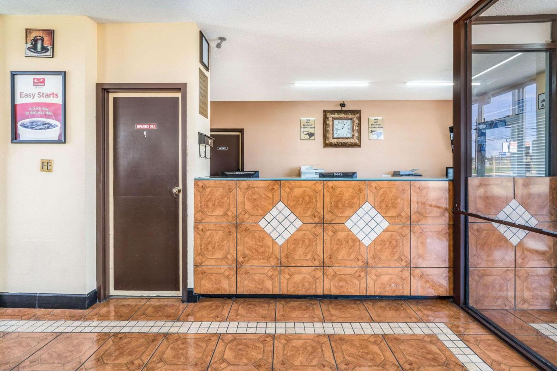 Econo Lodge Inn & Suites Macon West photo 8