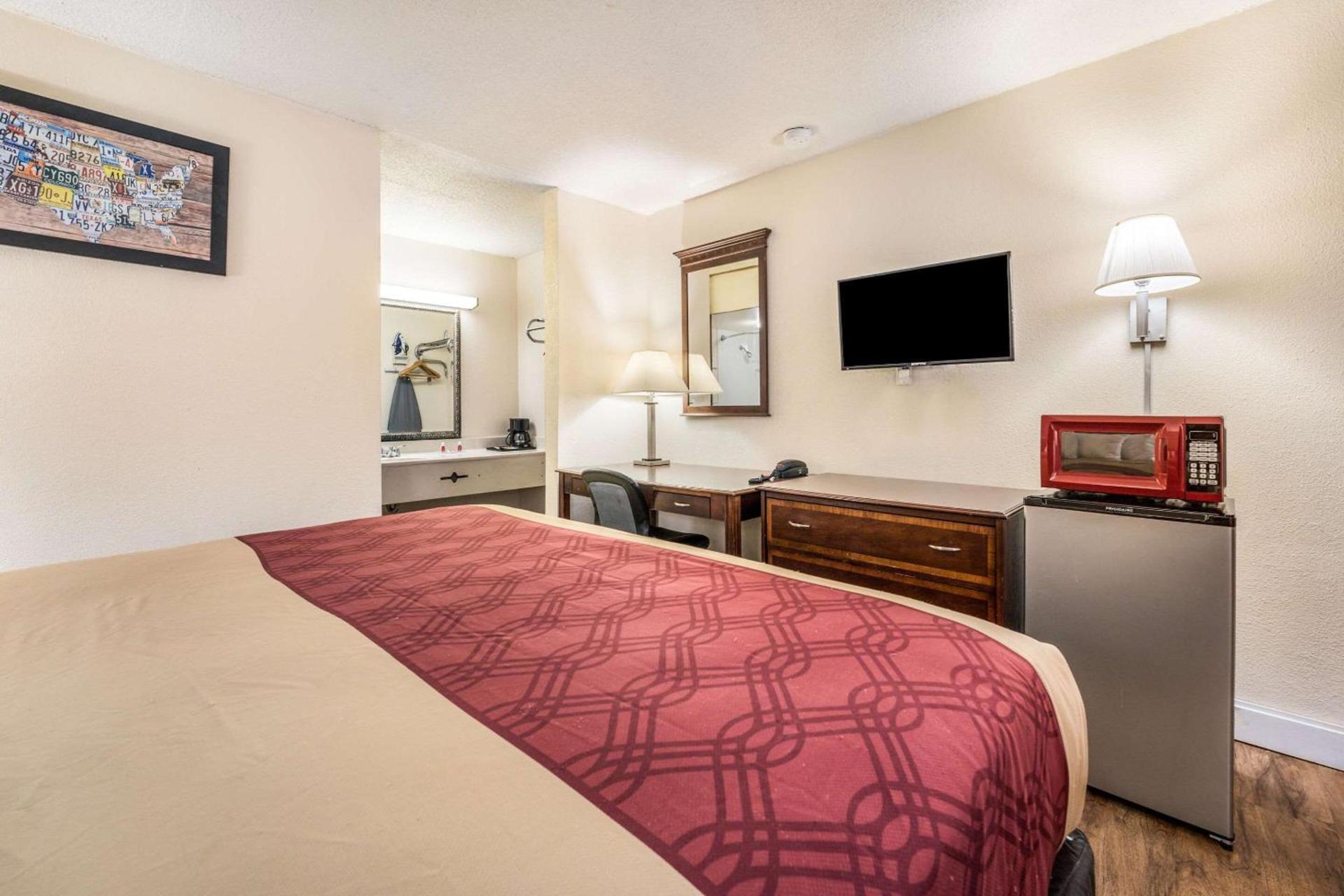 Econo Lodge Inn & Suites Macon West photo 16