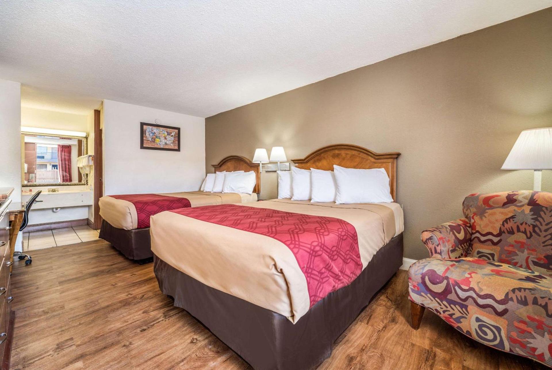 Econo Lodge Inn & Suites Macon West photo 12