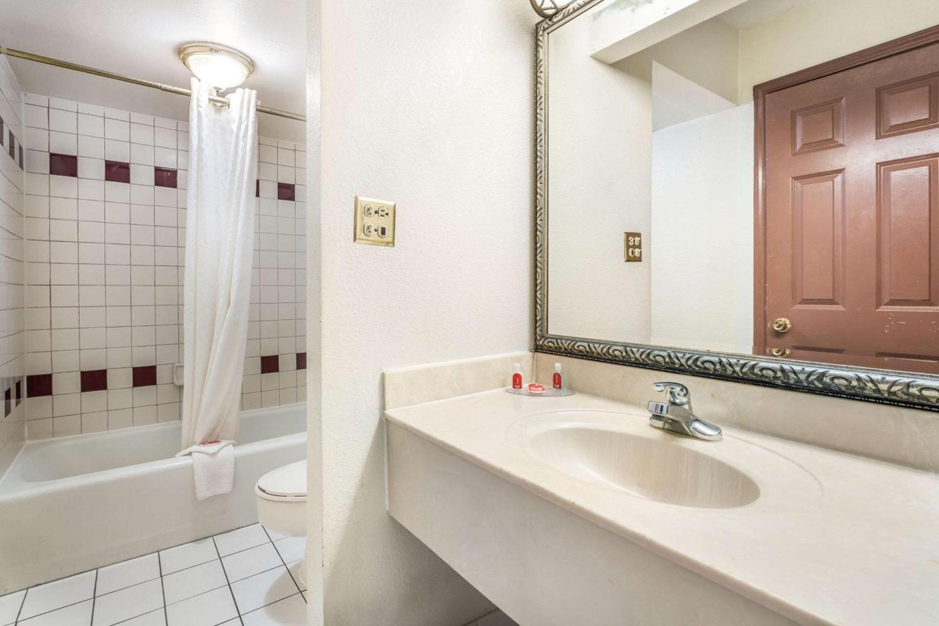 Econo Lodge Inn & Suites Macon West photo 17
