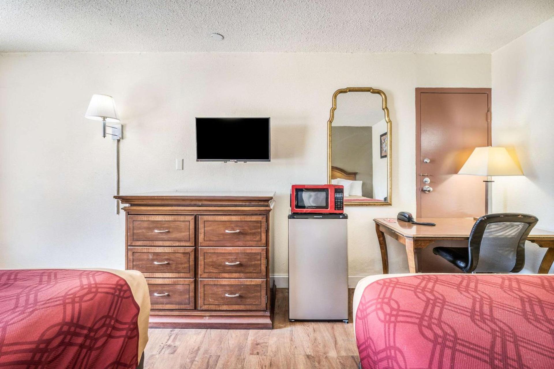 Econo Lodge Inn & Suites Macon West photo 14