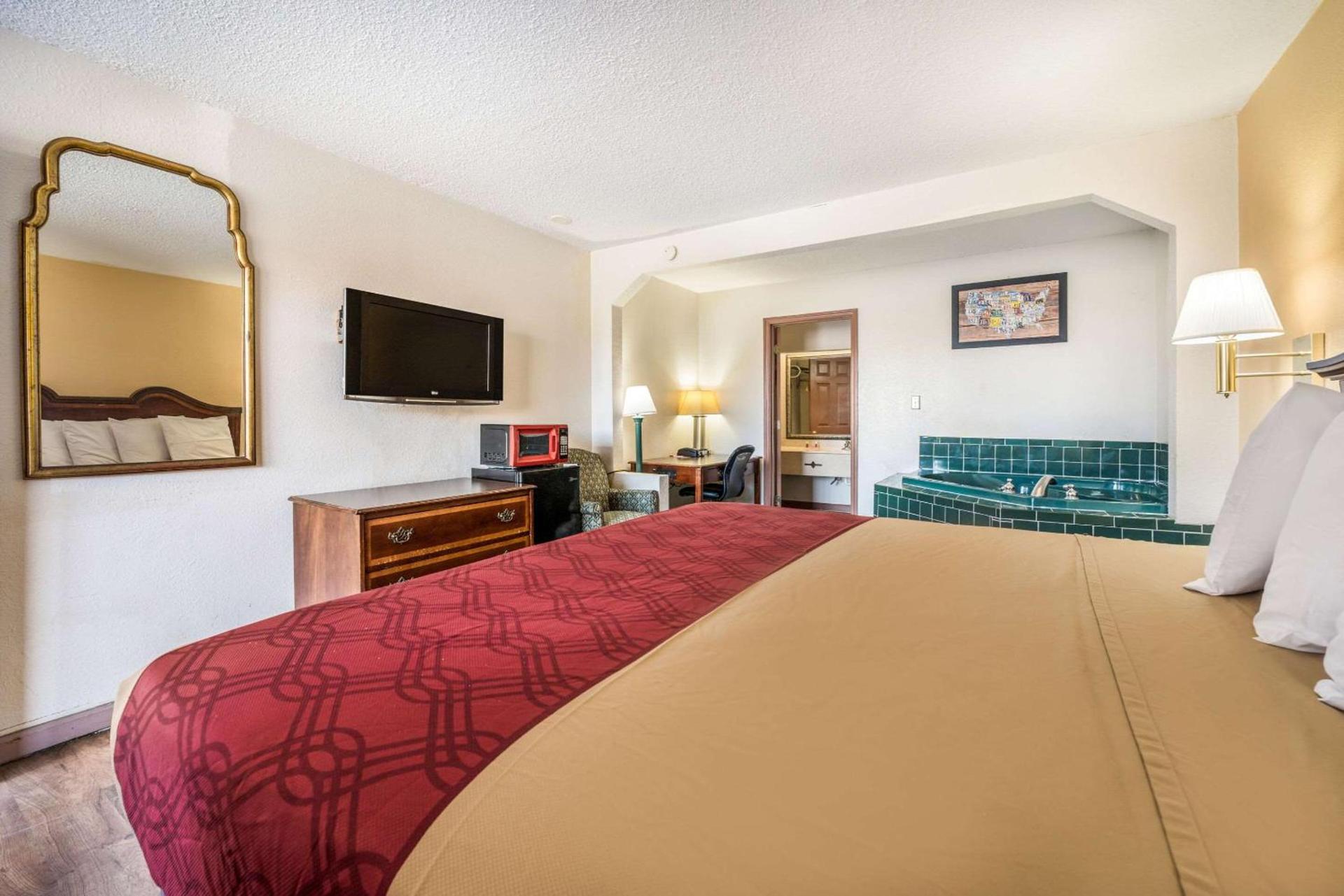 Econo Lodge Inn & Suites Macon West photo 18