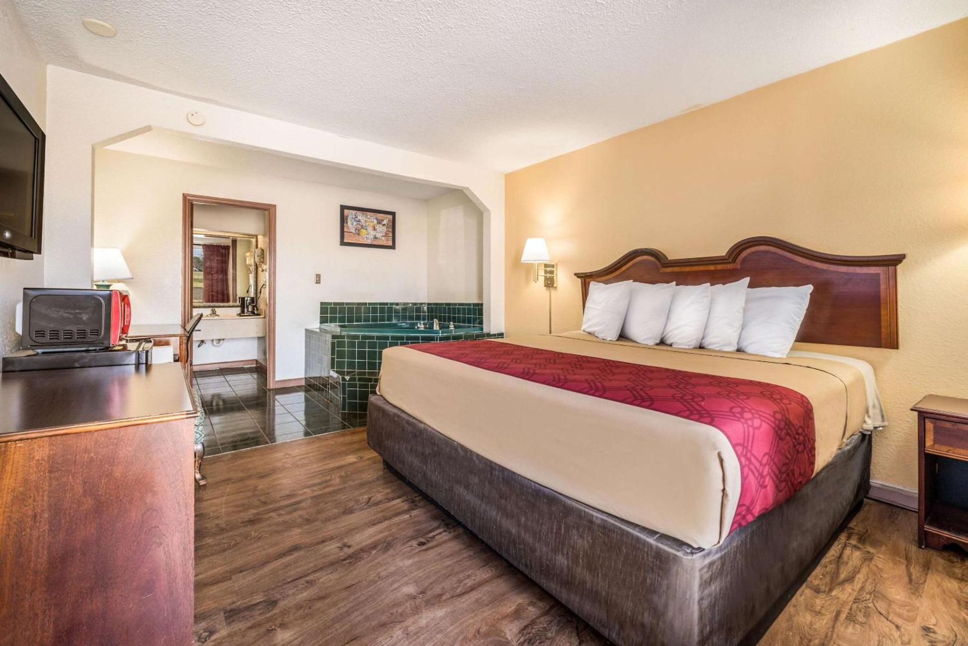 Econo Lodge Inn & Suites Macon West photo 19