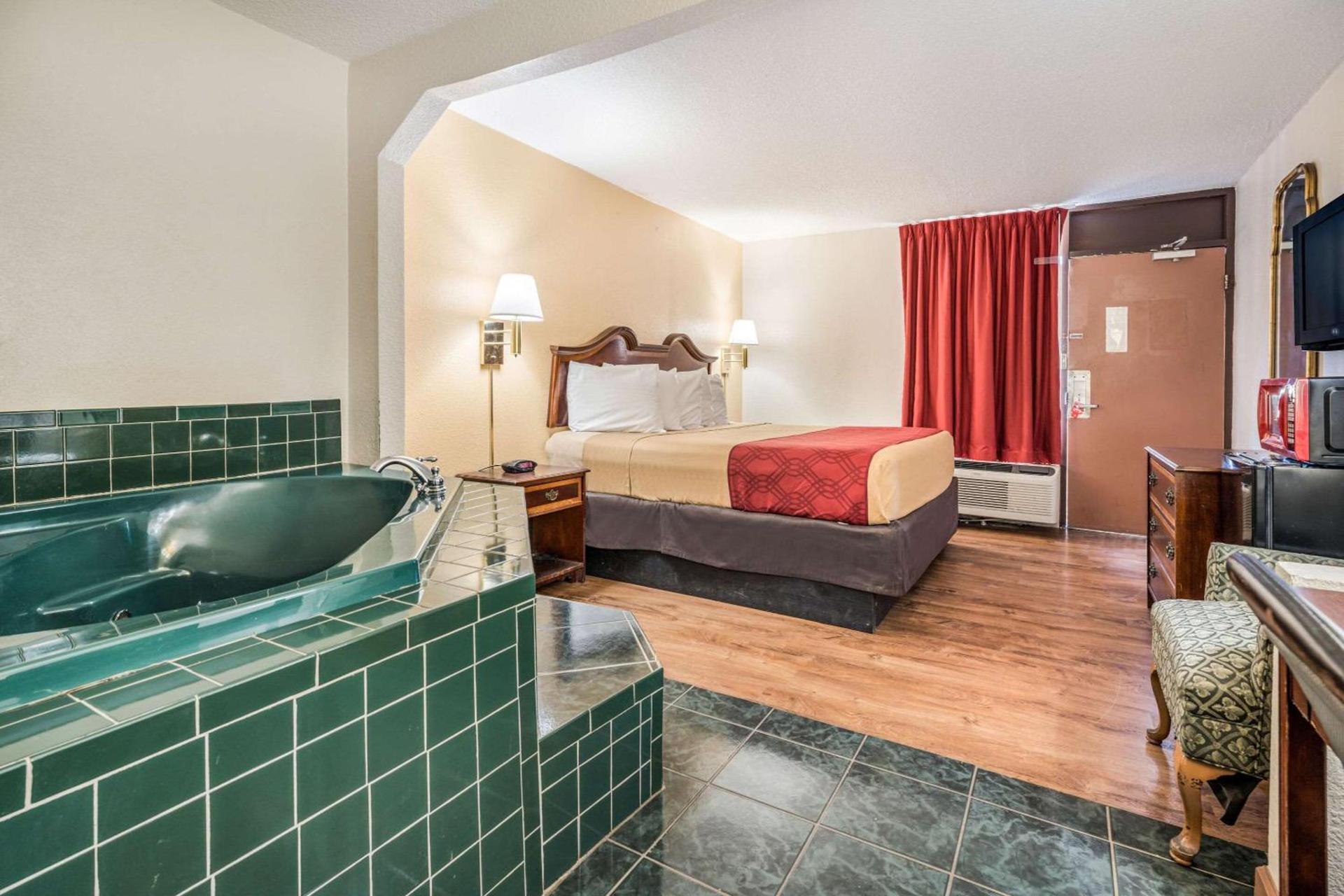 Econo Lodge Inn & Suites Macon West photo 20