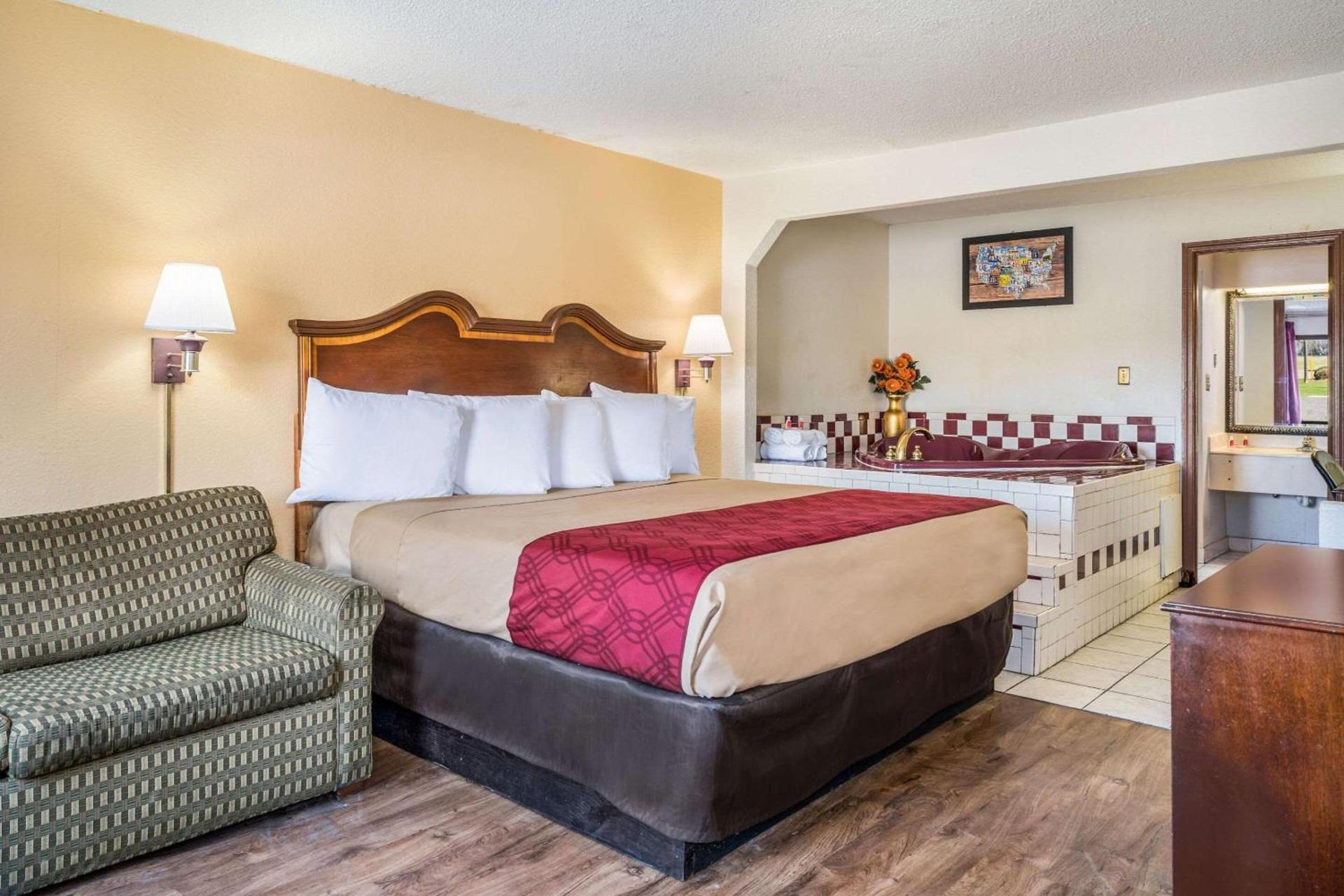 Econo Lodge Inn & Suites Macon West photo 21